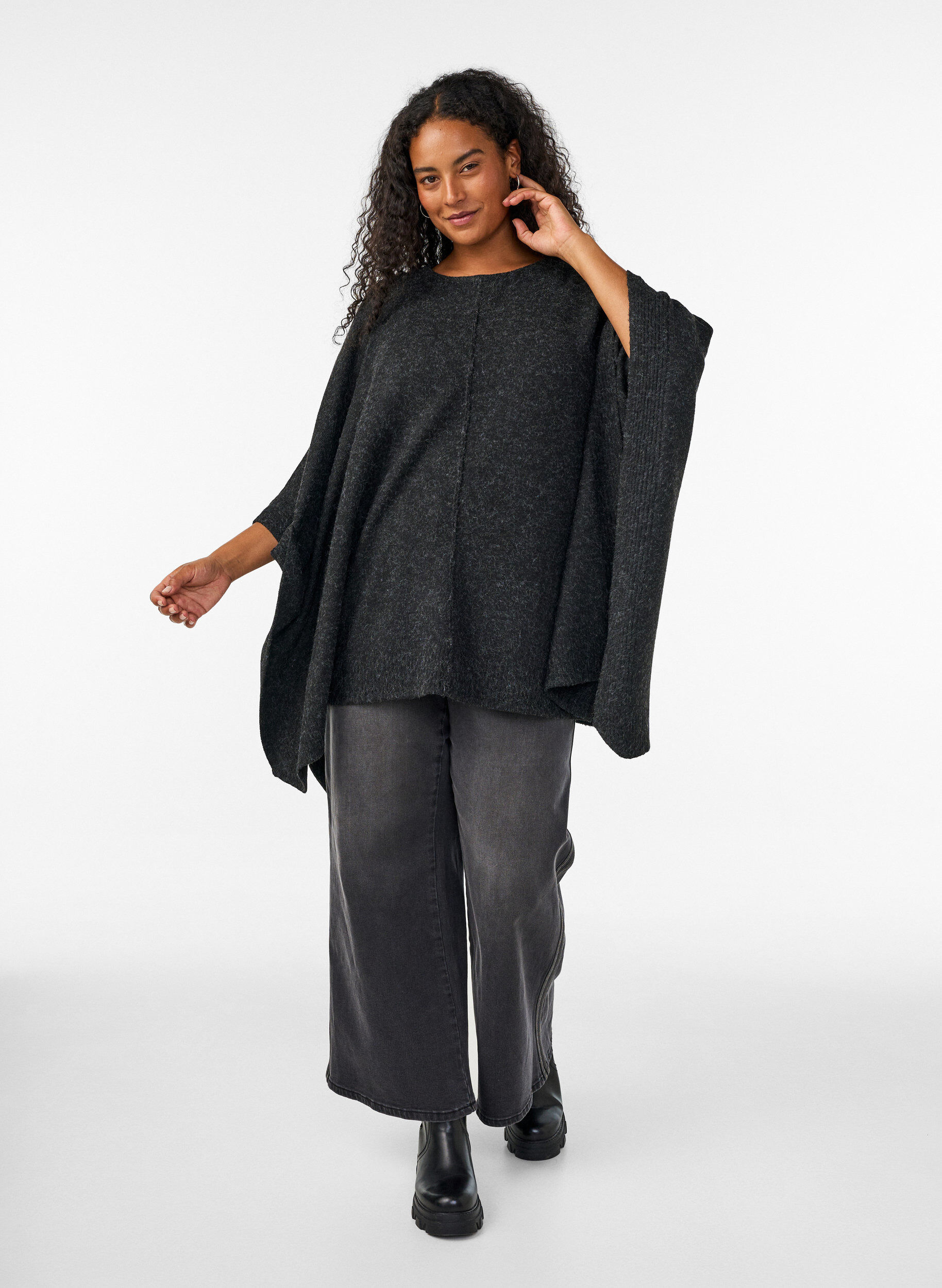 ZizziStickad poncho med rund hals, Gr&aring;, Model image number 1
