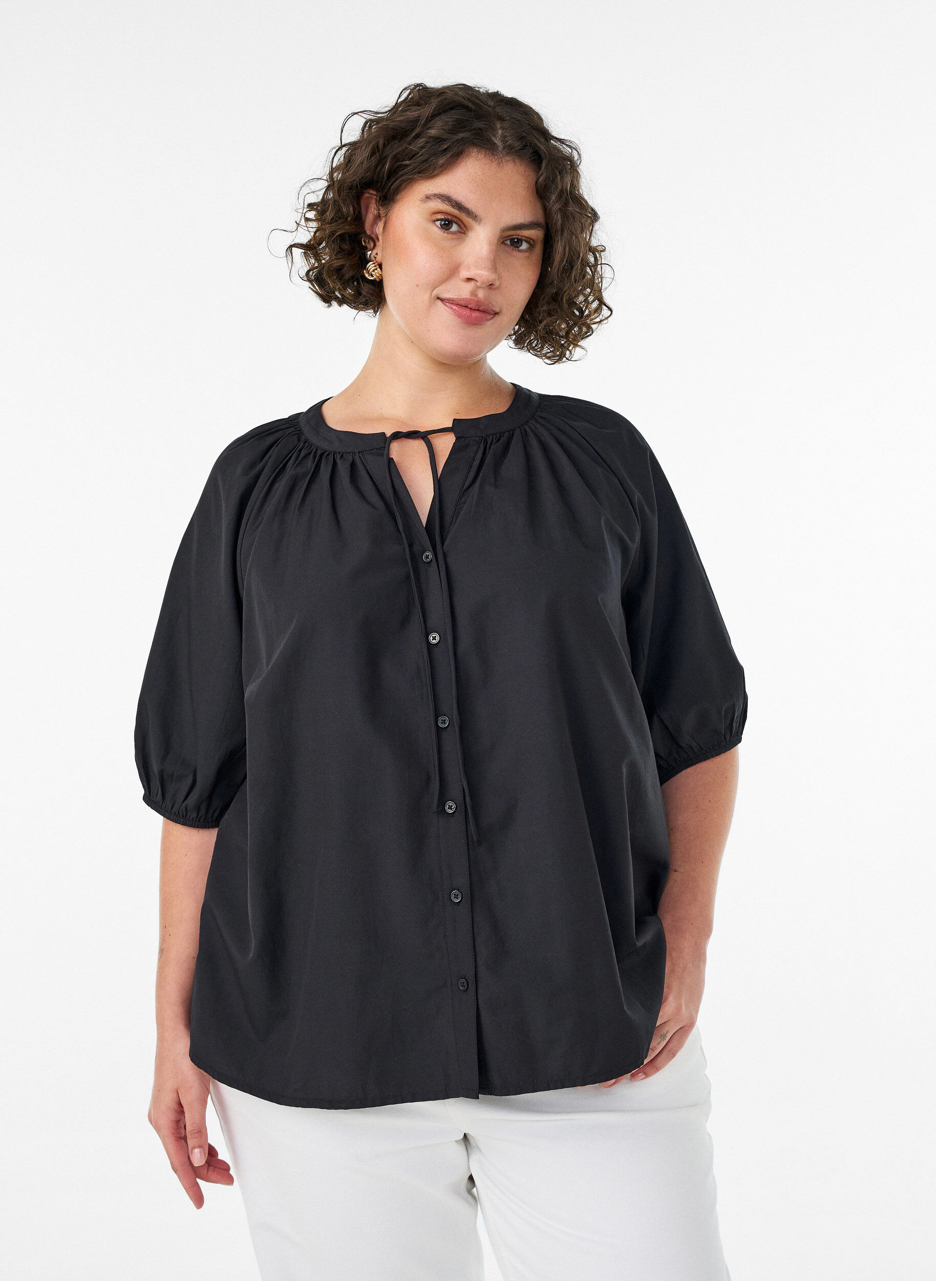 Skjortblus med kn&auml;ppning och knytsk&auml;rp, Svart, Model
