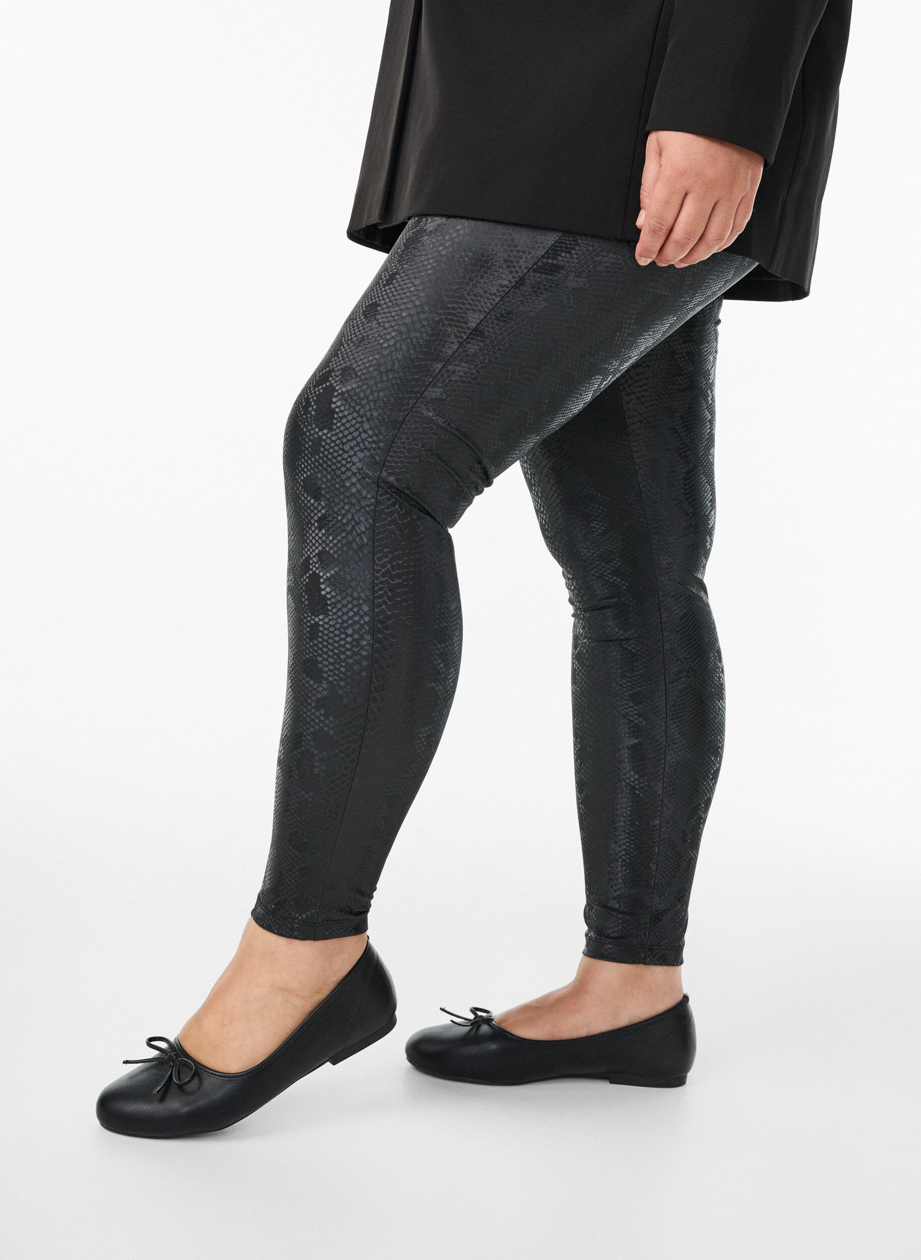 Leggings i l&auml;derimitation med djurm&ouml;nster, Svart, Model