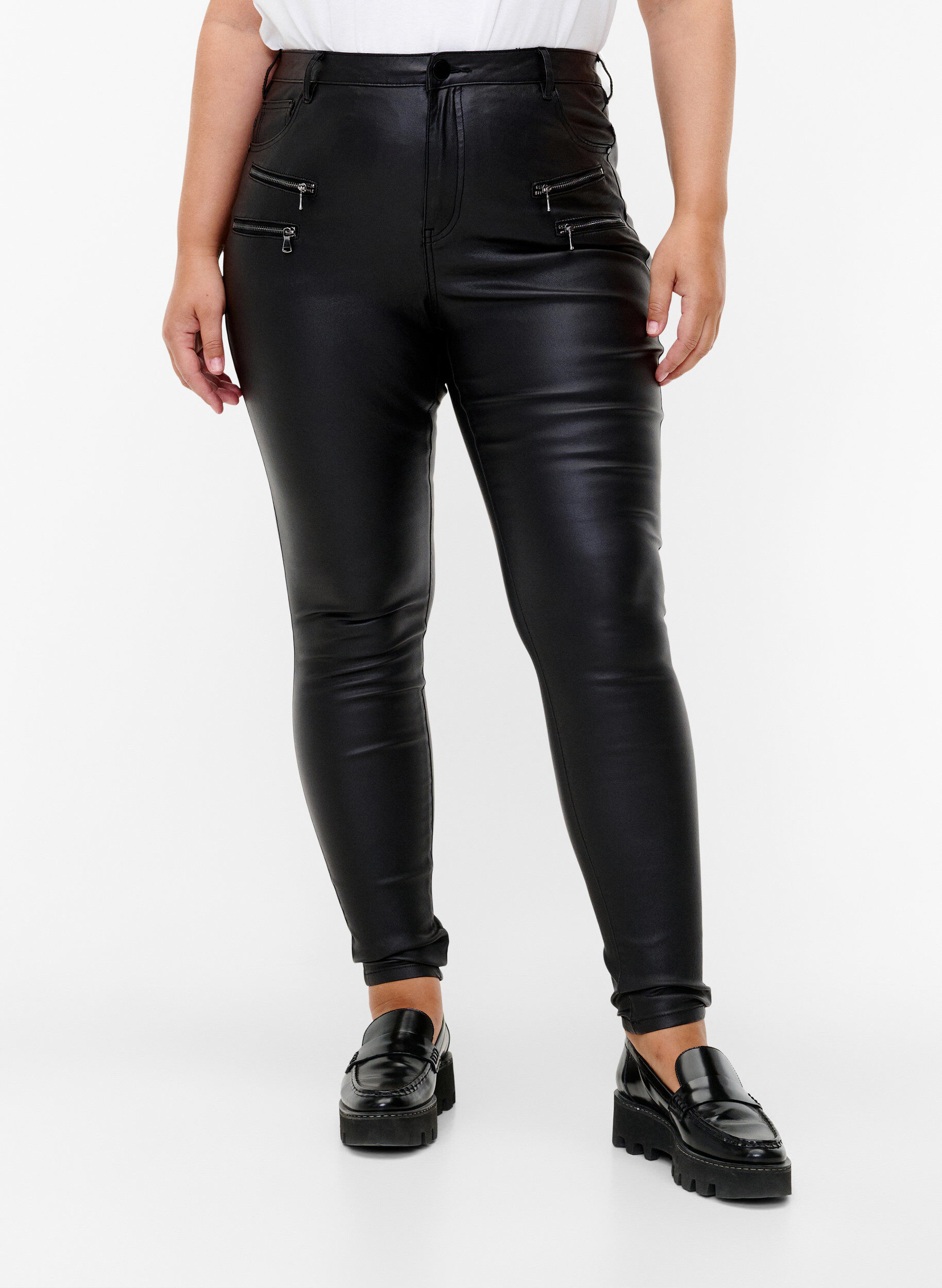 Zizzi Coated Amy-jeans med dragkedjedetalj, Svart, Model image number 2