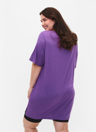 Enfärgad oversize t-shirt med v-hals, Deep Lavender, Model image number 1