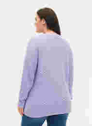 Stickad tröja med mönster och v-ringad hals, Lavender, Model