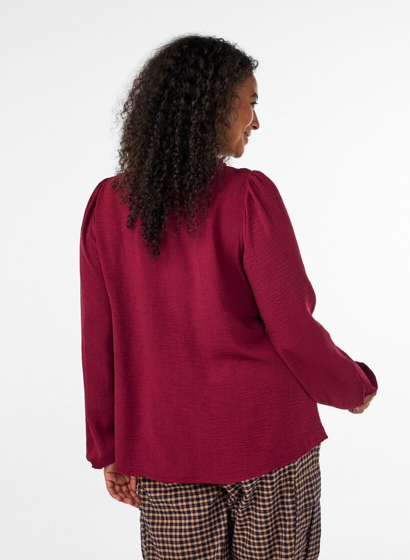 Blus med v-ringning och virkat band, R&ouml;d, Model image number 2