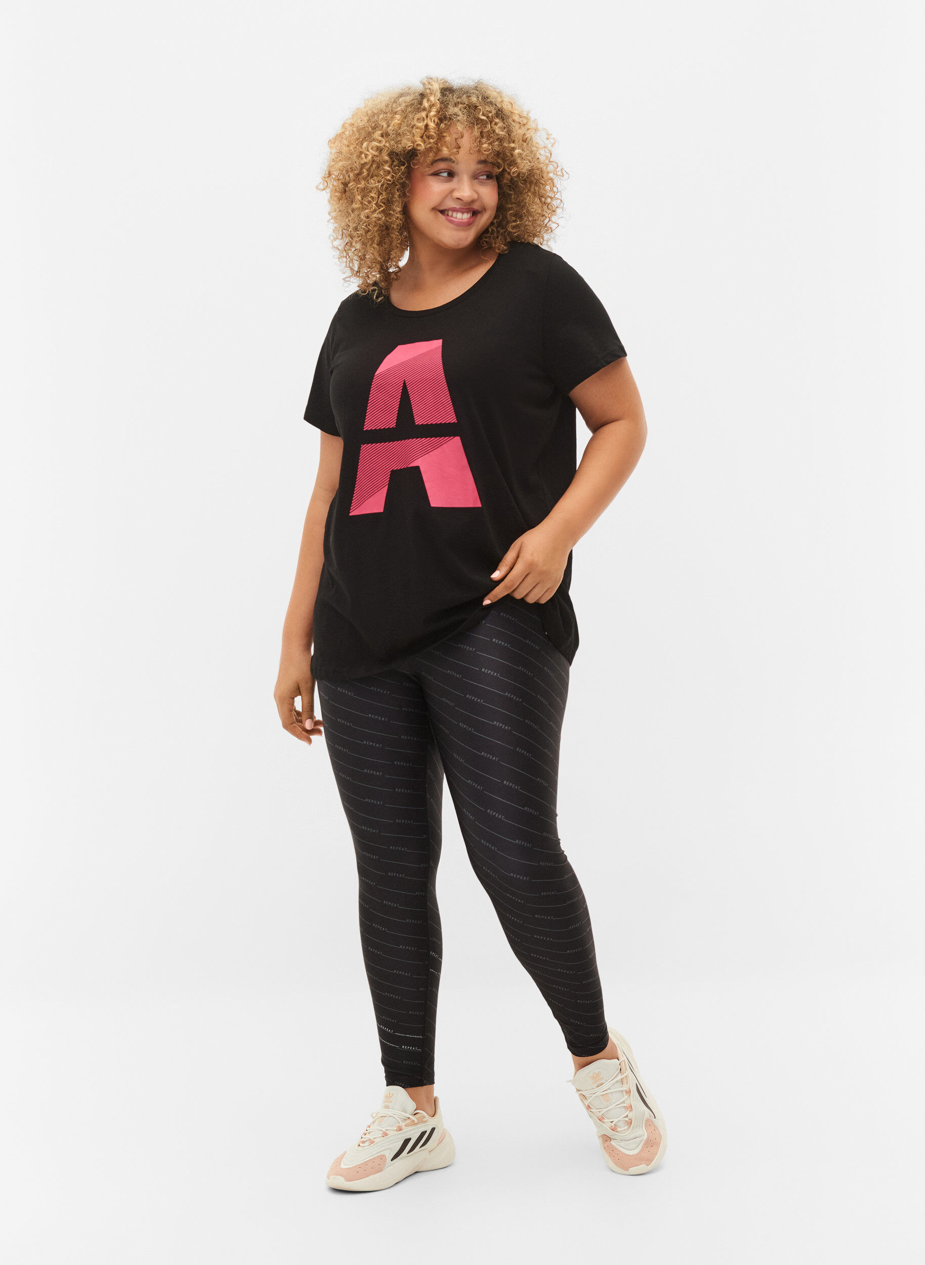 Zizzi  T-shirt till tr&auml;ning med print, Black w. Pink A, Model image number 2