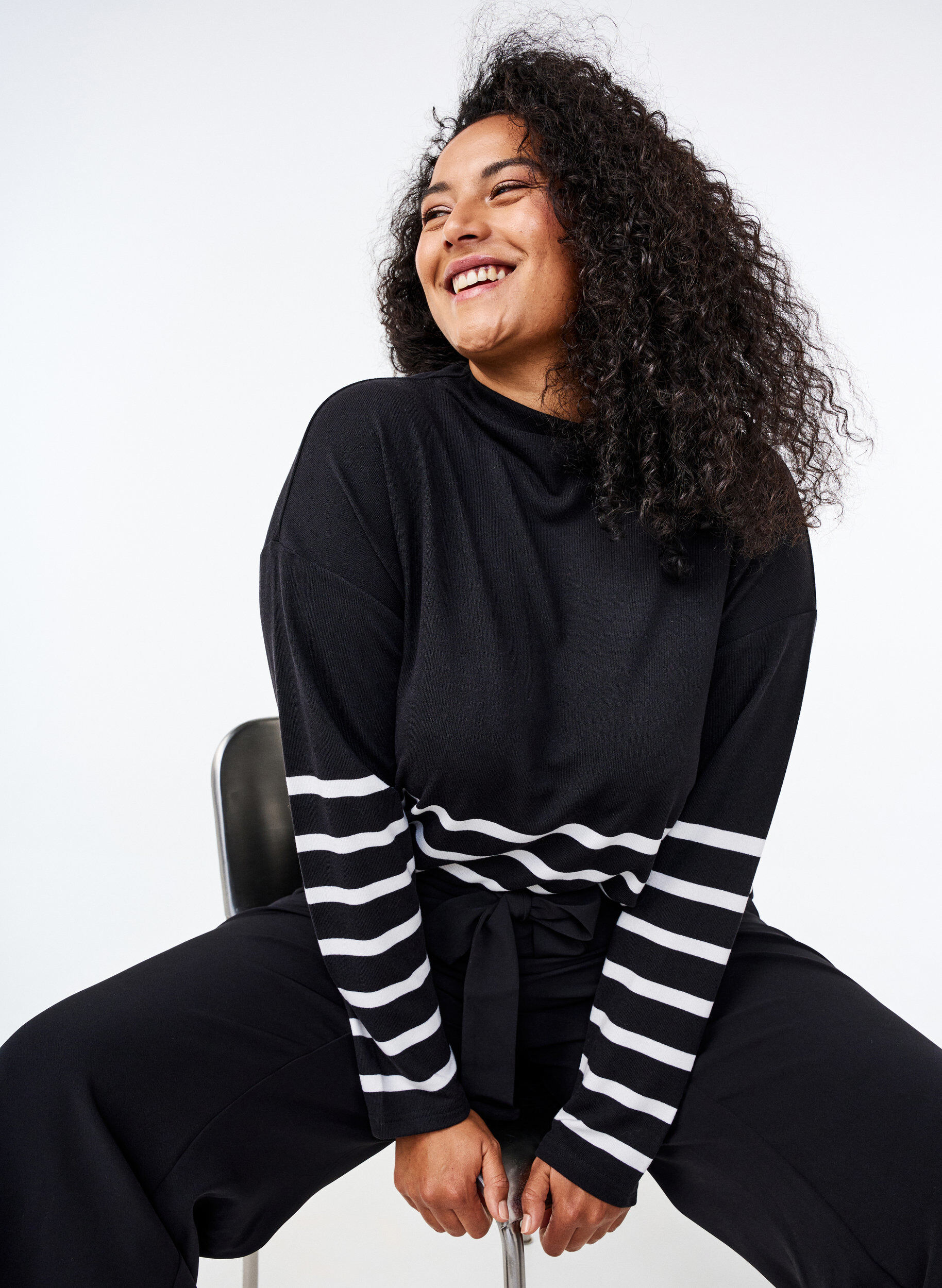 Zizzi Blus med h&ouml;g hals och l&aring;nga &auml;rmar, Svart, Image image number 0