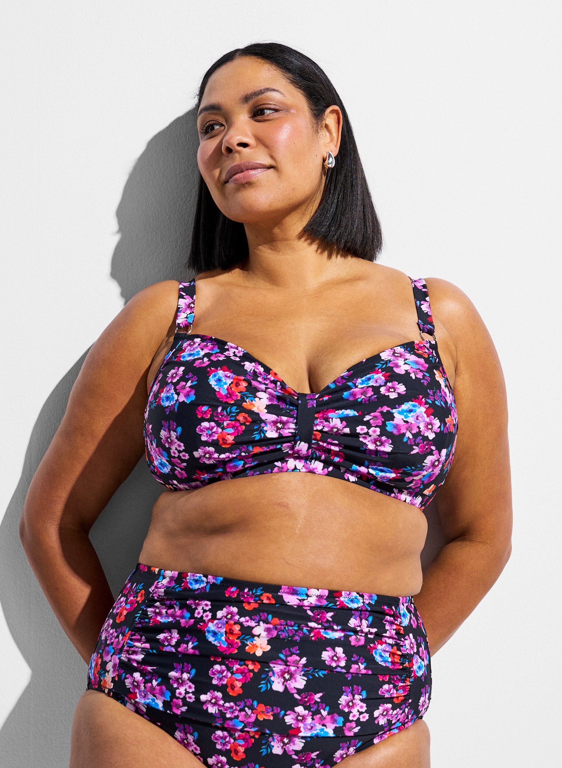Bikinitopp med bygel och m&ouml;nster, Lila, Model