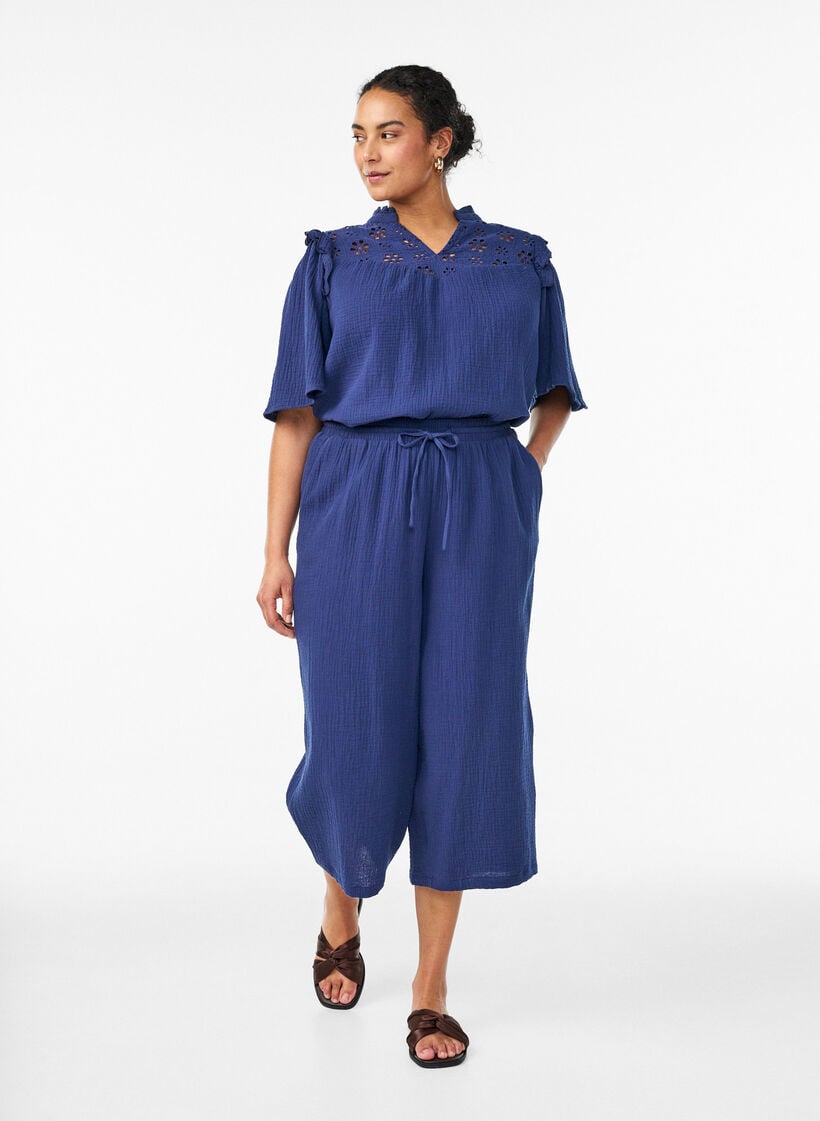 Blus i bomullsmuslin med broderie anglaise och 1/2-&auml;rm, Bl&aring;, Model image number 1