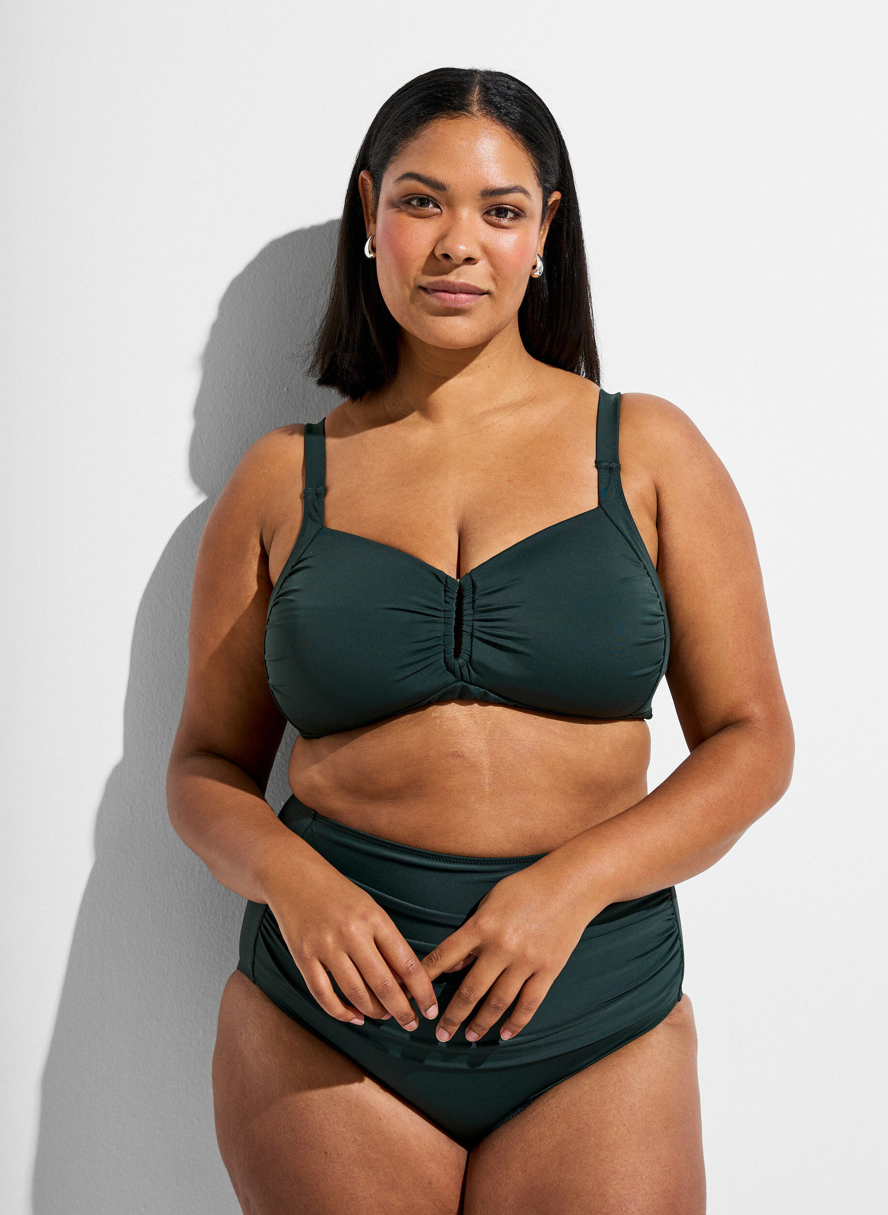 Zizzi Vadderad bikinitopp med ringdetalj, Gr&ouml;n, Model image number 1