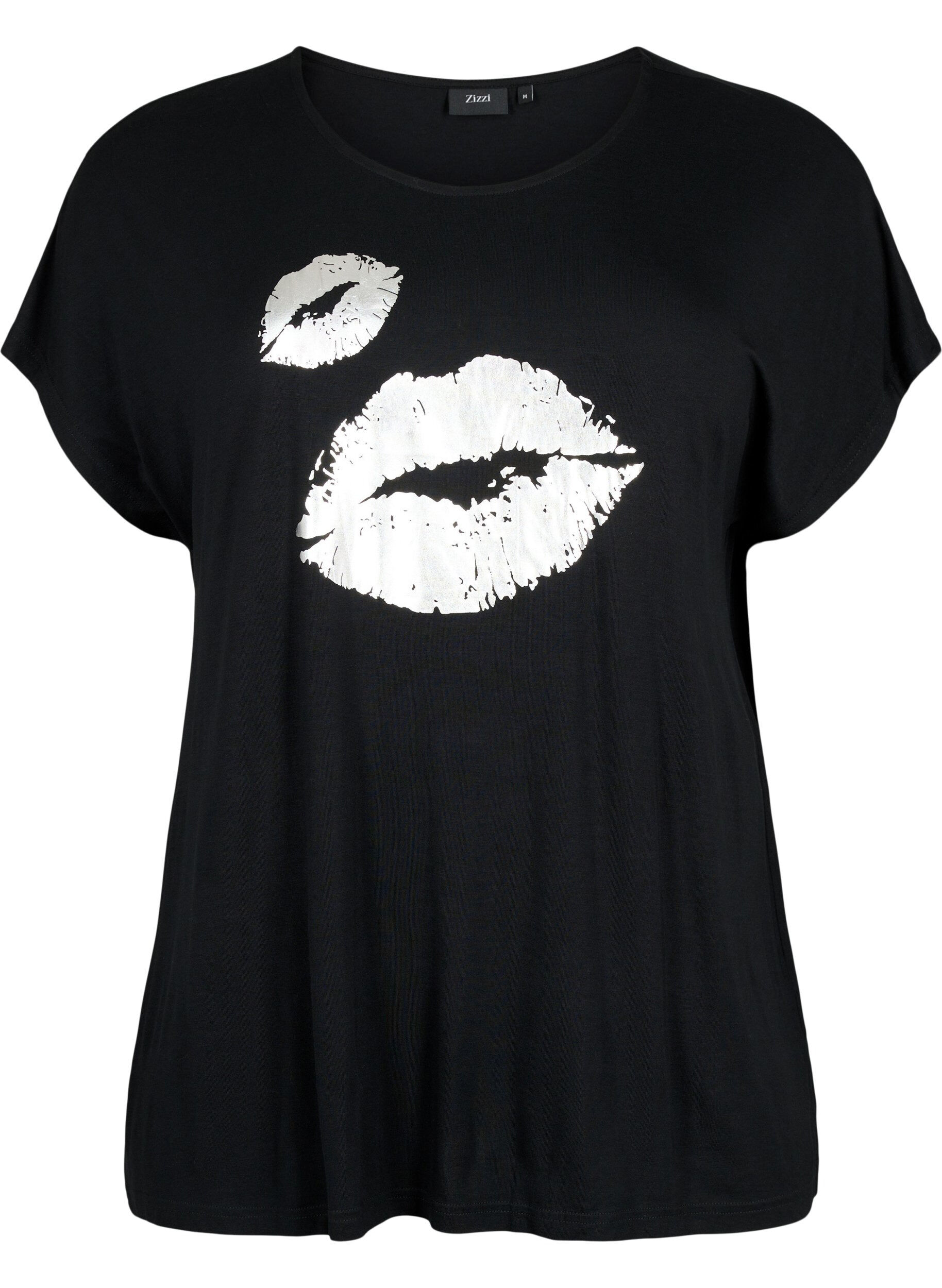 Zizzi Kort&auml;rmad t-shirt i viskos med tryck, Black W. Lips, Packshot image number 0