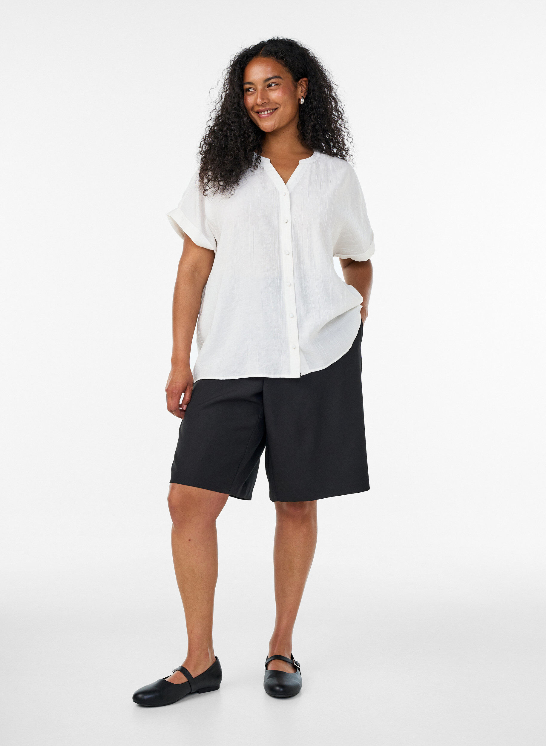 ZizziBlus i viskos med knappar och struktur, Vanilla, Model image number 1