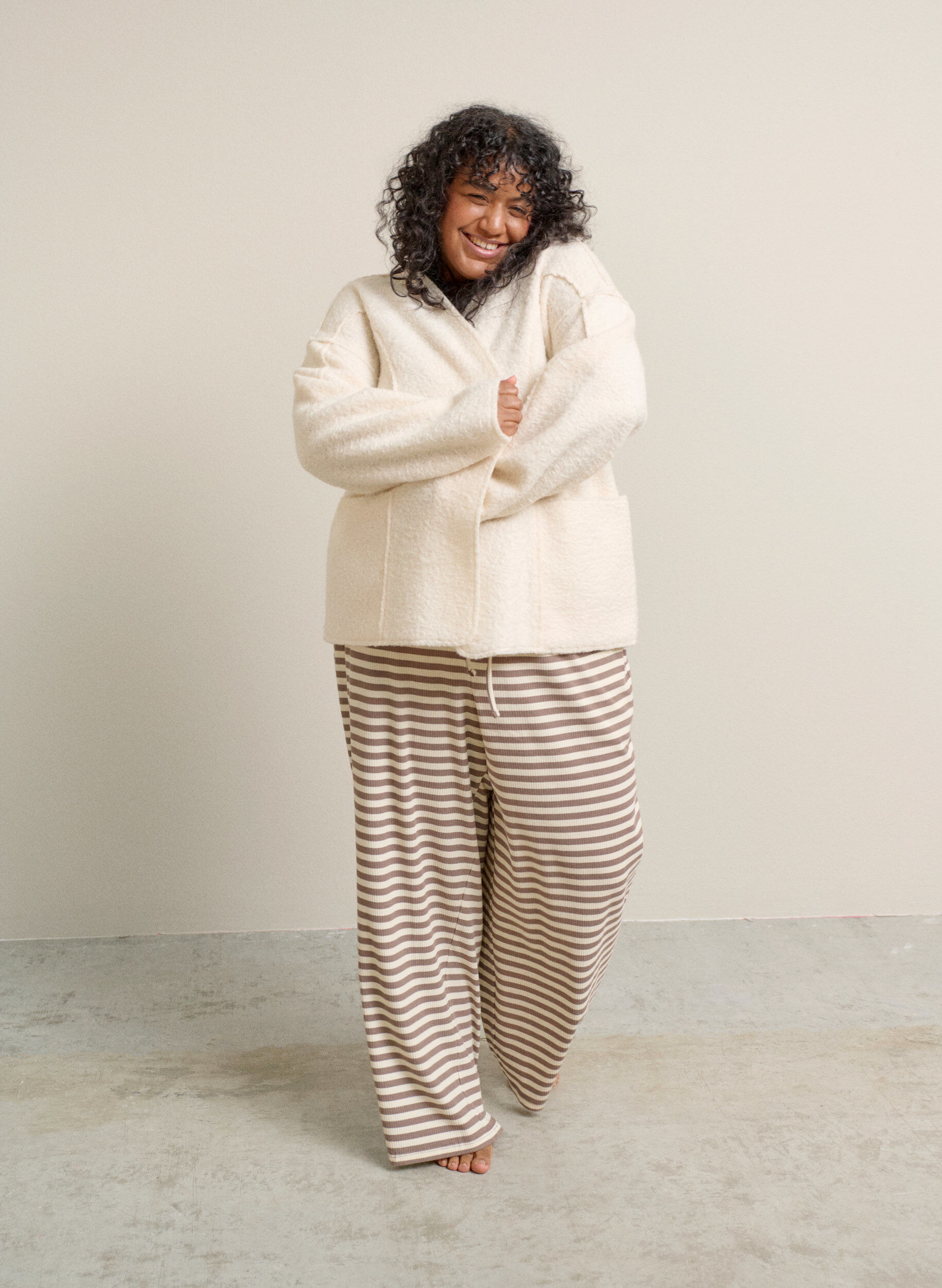 ZizziRandiga pyjamasbyxor med h&ouml;g midja och vida ben, Beige, Image image number 0