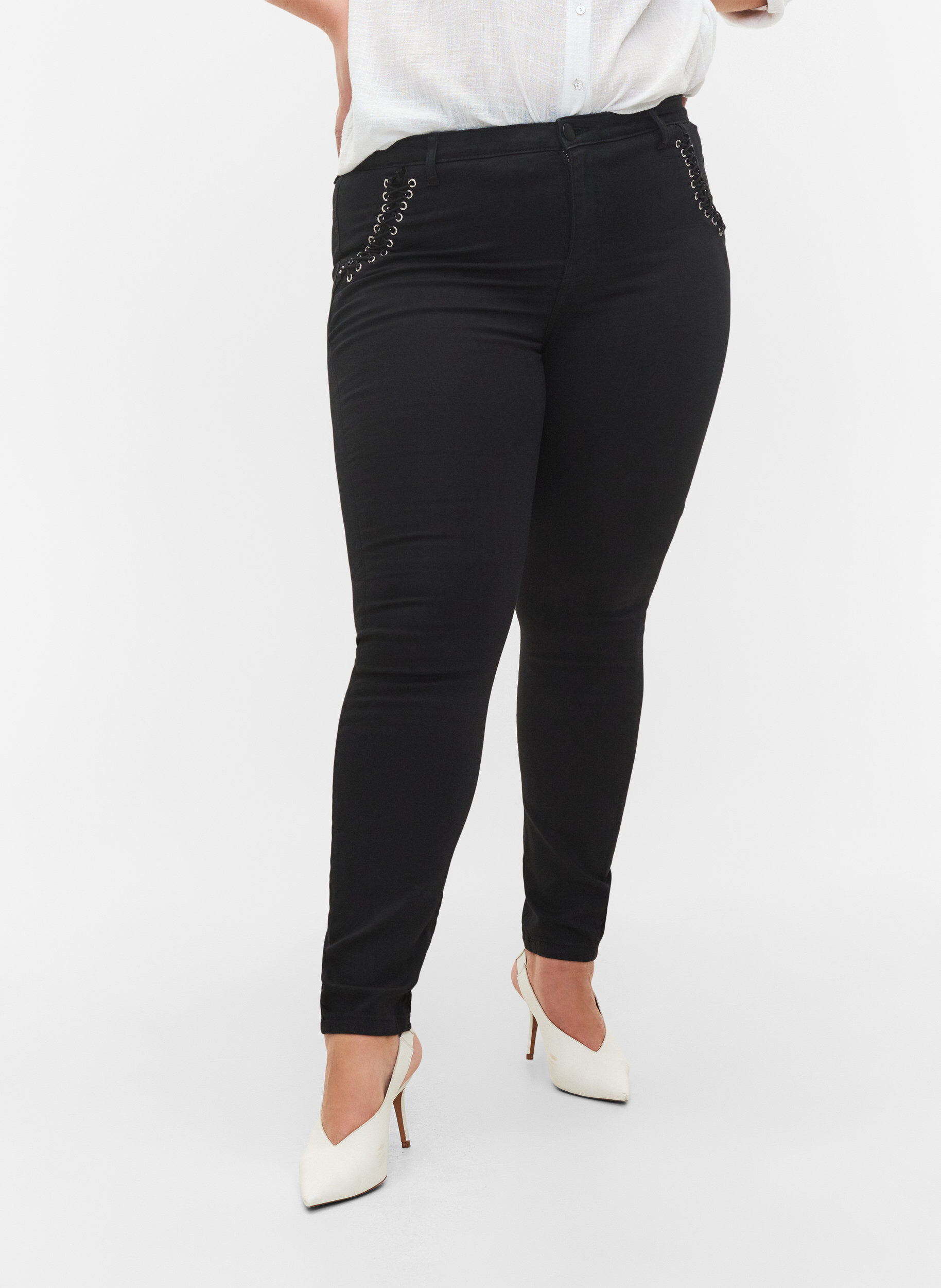Zizzi Super slim Amy jeans med sn&ouml;rning fram, Black, Model image number 2
