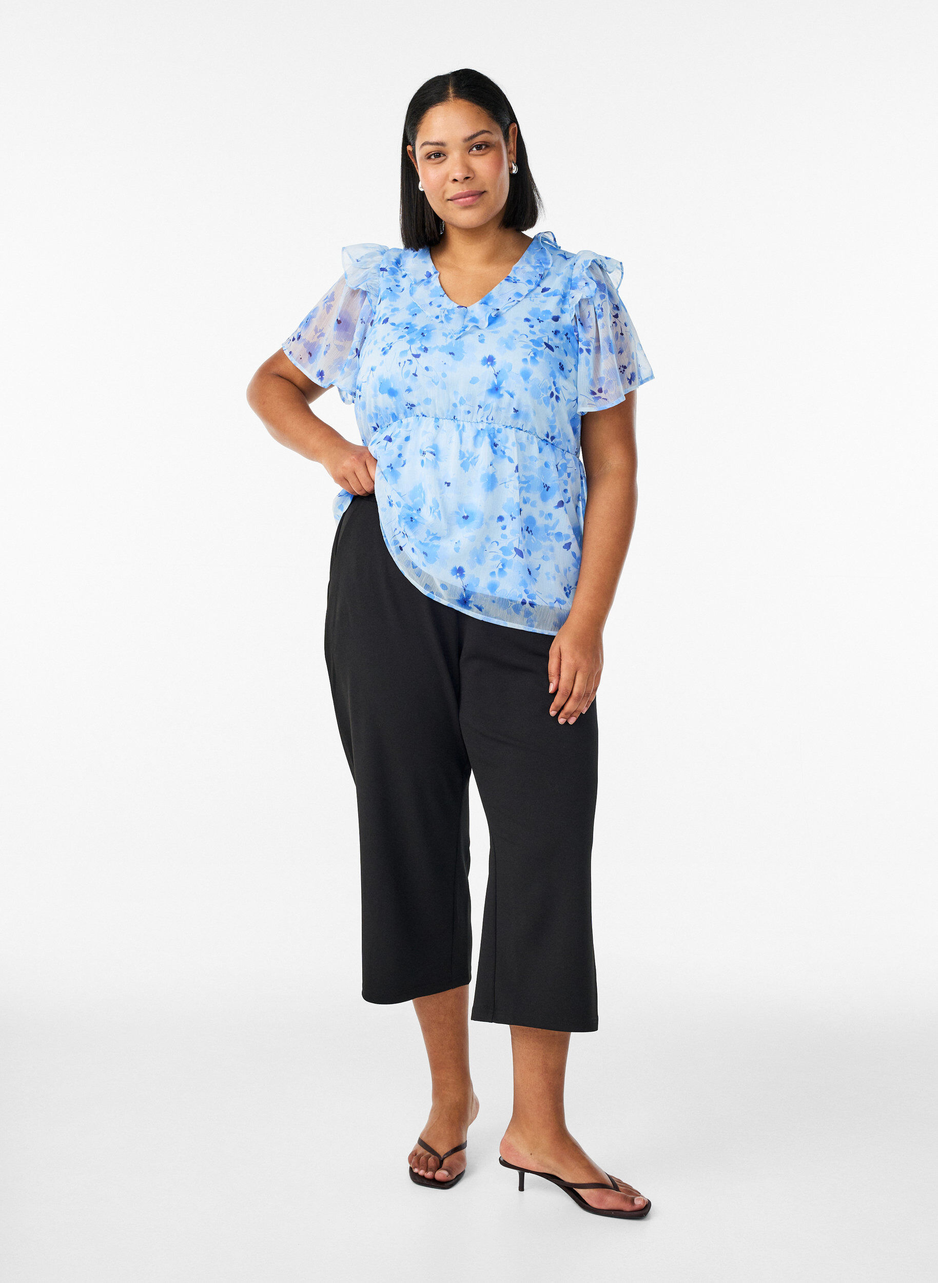 ZizziBlommig blus med volangkrage och peplumeffekt, Bl&aring;, Model image number 1