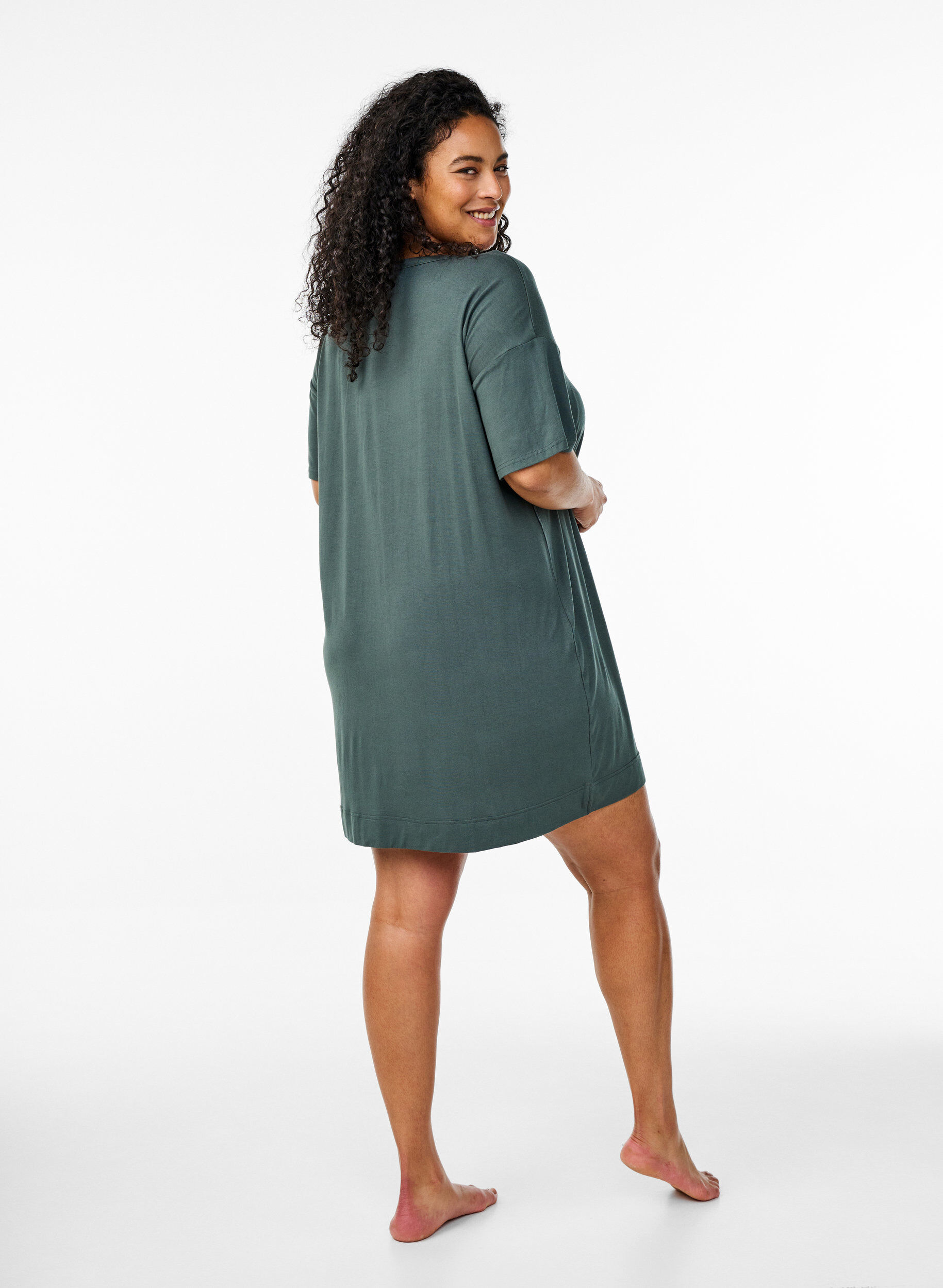 Zizzi Kort&auml;rmad nattlinne i viskos, Urban Chic, Model image number 1