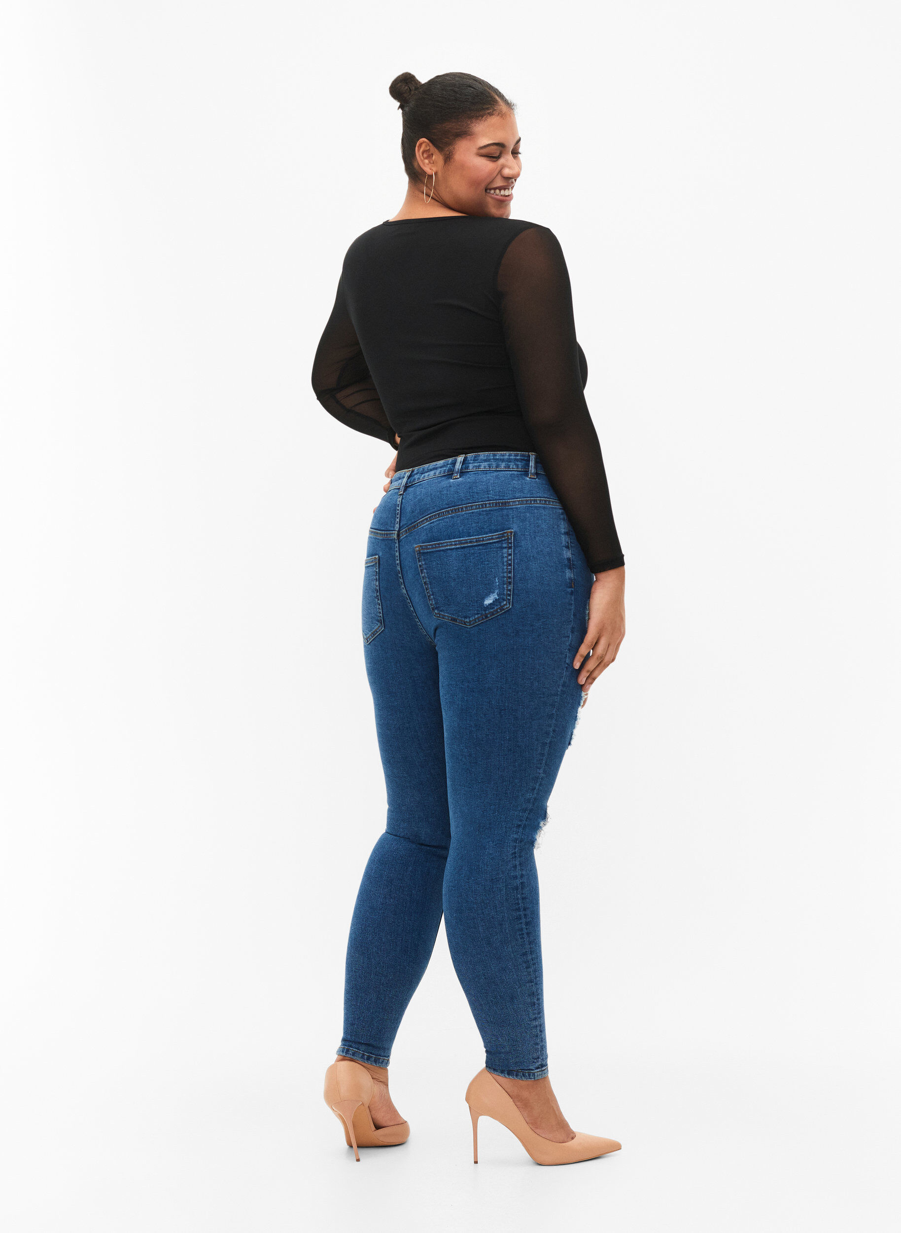 Zizzi Kroppsn&auml;ra jeans med slitdetaljer, Blue denim, Model image number 1