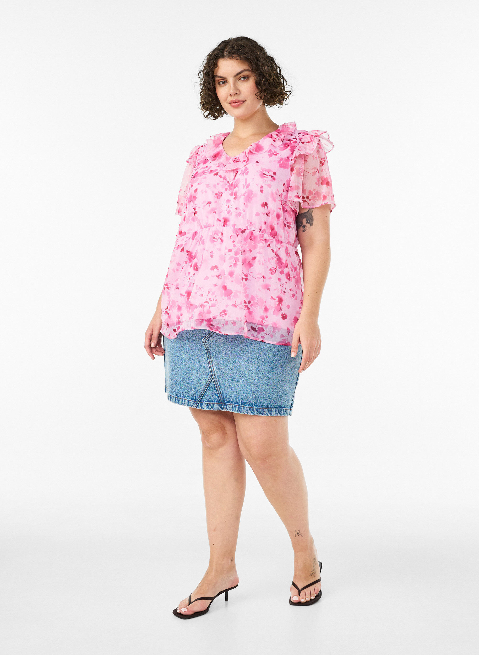 ZizziBlommig blus med volangkrage och peplumeffekt, Rosa, Model image number 1