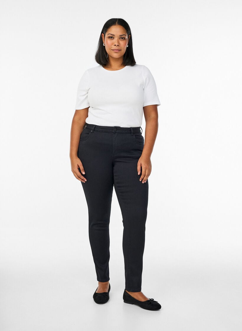 Emily jeans med smal passform och normal midja, Svart, Model image number 0