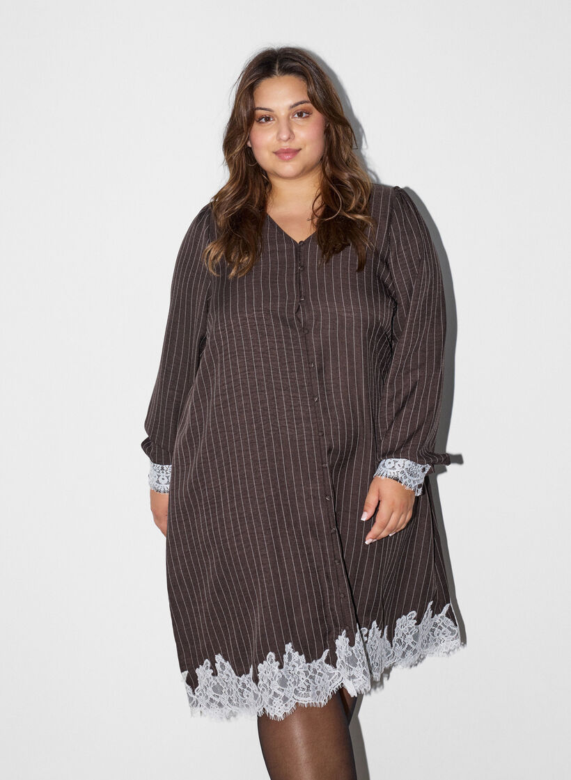 Kn&auml;l&aring;ng kritstrecksrandig kl&auml;nning med spetskant, Brun, Model image number 0