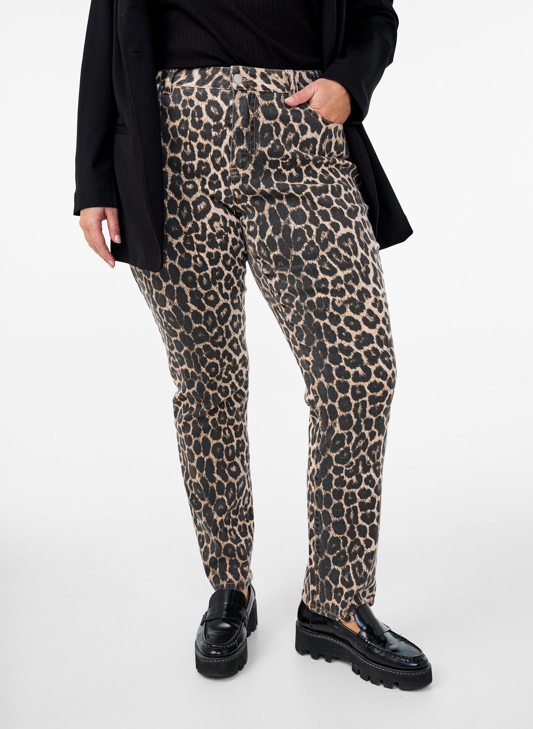 Zizzi Emily-jeans med leopardm&ouml;nster, Brun, Model image number 2