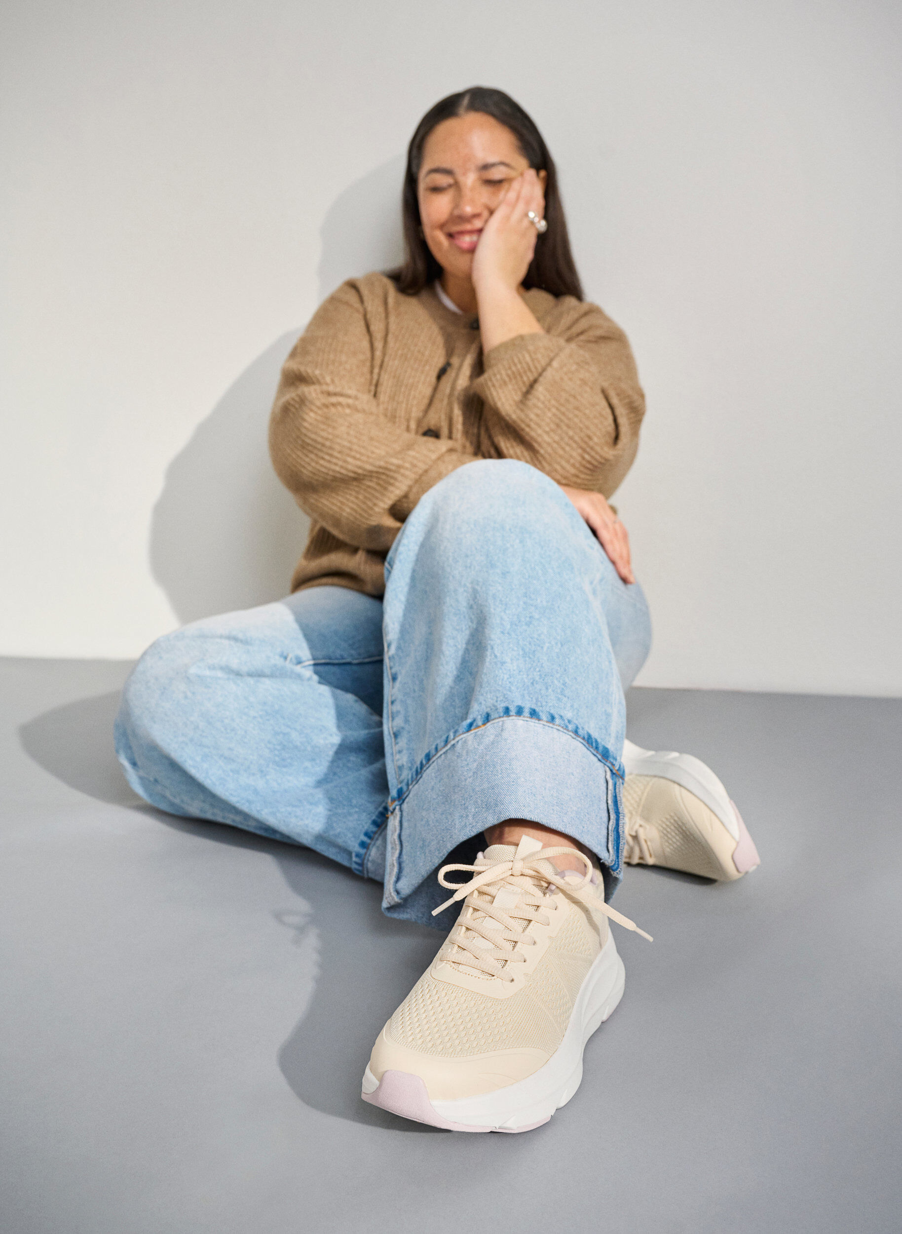 Wide fit - Bekv&auml;ma sneakers med st&ouml;td&auml;mpande sula