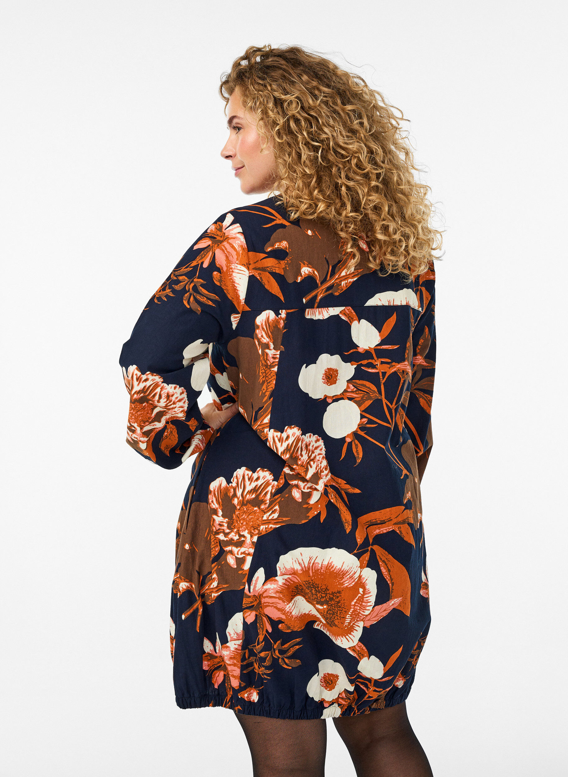 Zizzi Kort kl&auml;nning i bomull med res&aring;rkant nedtill och l&aring;nga &auml;rmar, Svart, Model image number 2