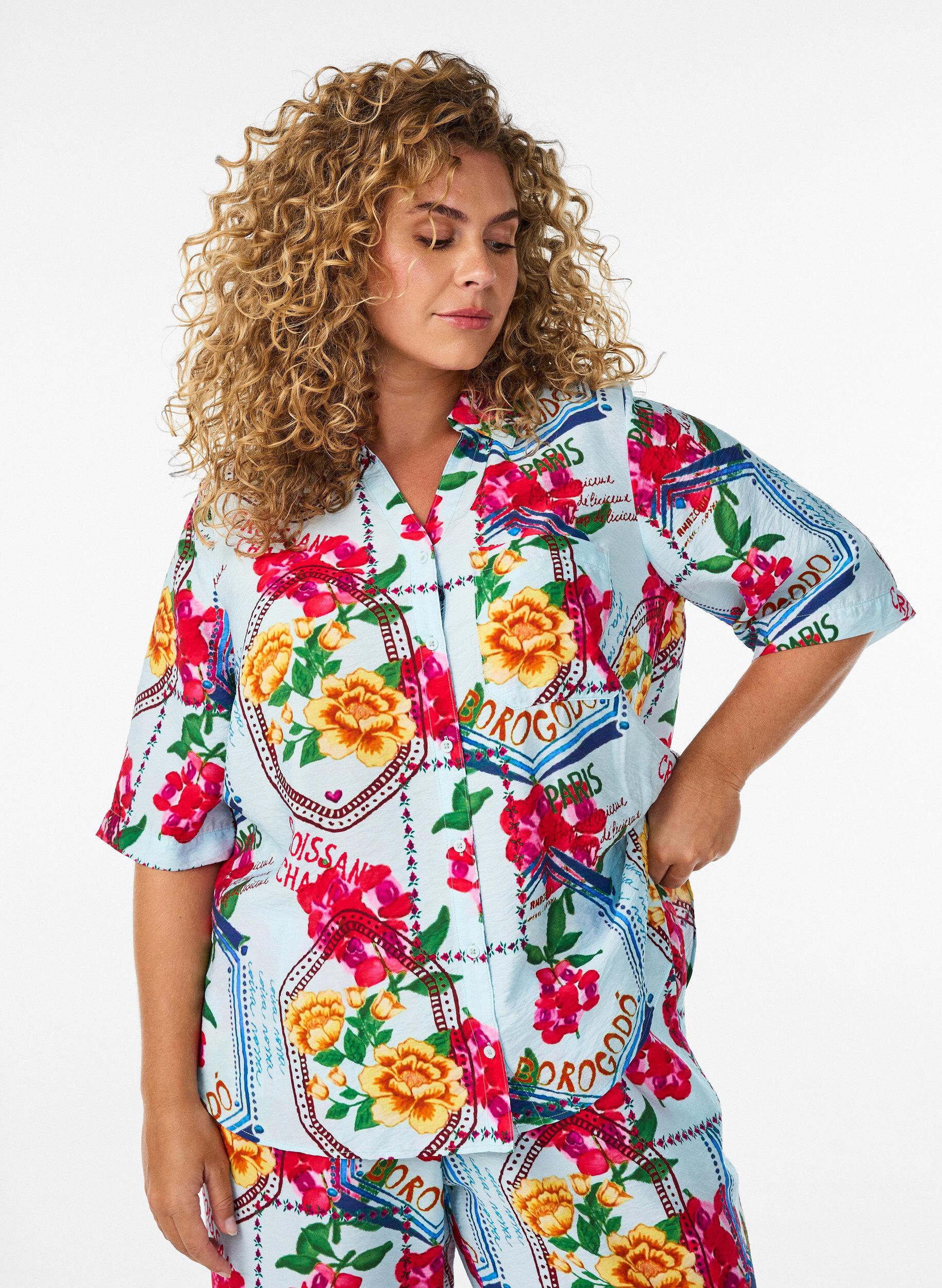 Skjortblus med armb&aring;gsl&aring;nga &auml;rmar och f&auml;rgglatt m&ouml;nster, Bl&aring;, Model