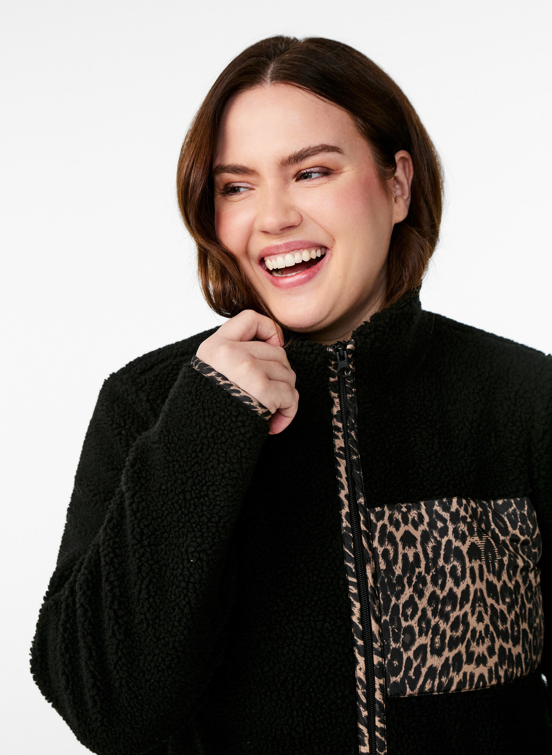 Zizzi Jacka i teddyfleece med k&ouml;rsb&auml;rsdetaljer, Svart, Model image number 3