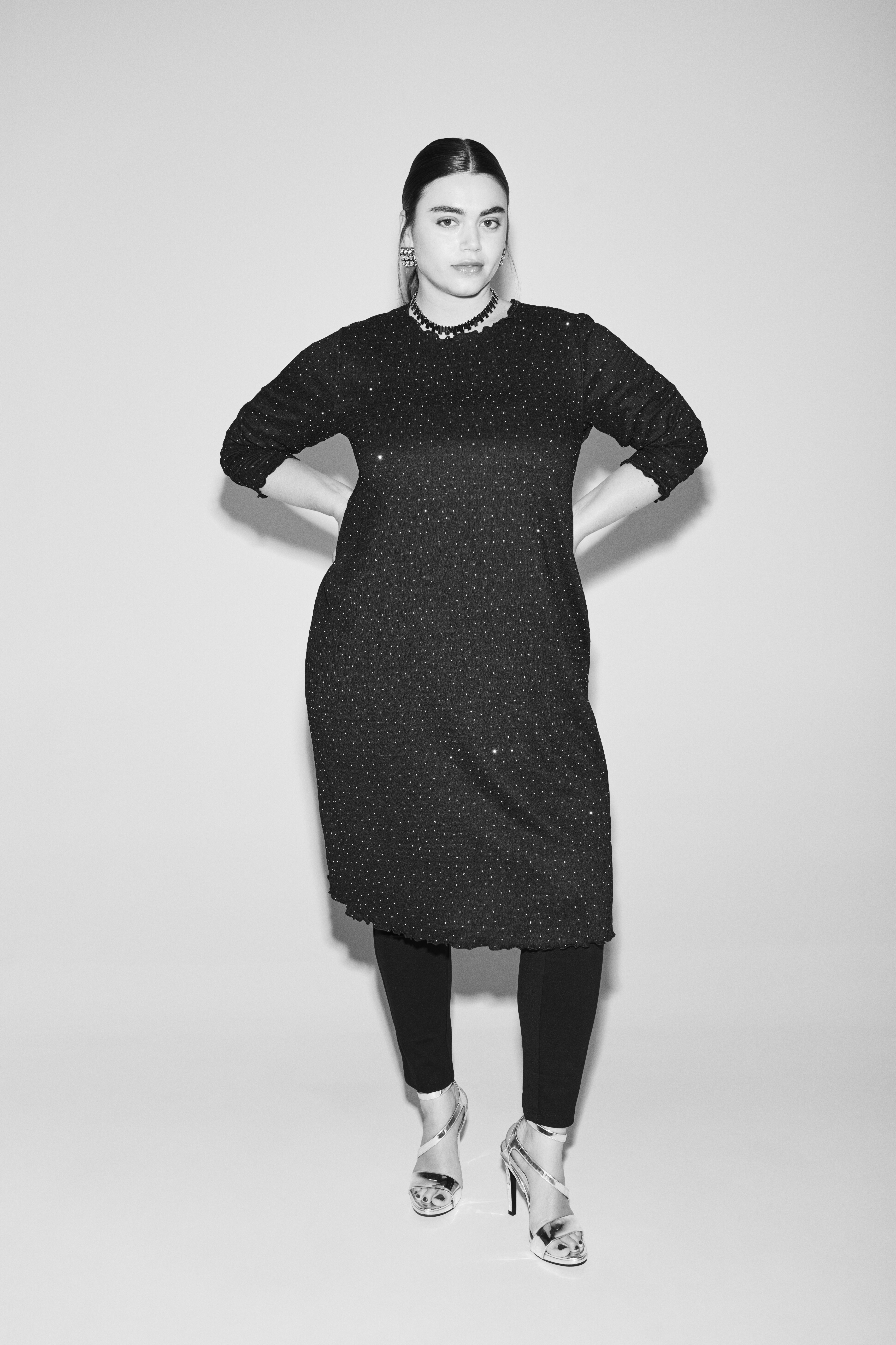 Kl&auml;nning med strass, , Model