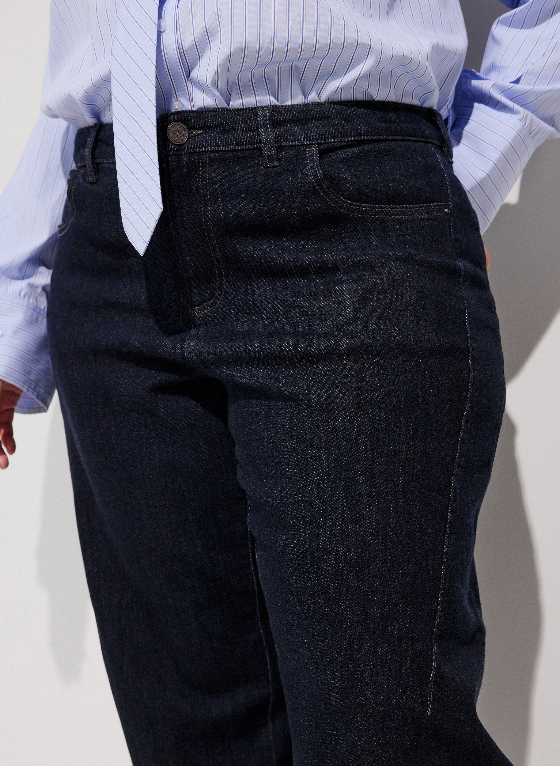ZizziBarrel fit-jeans med h&ouml;g midja, Bl&aring;, Model image number 2