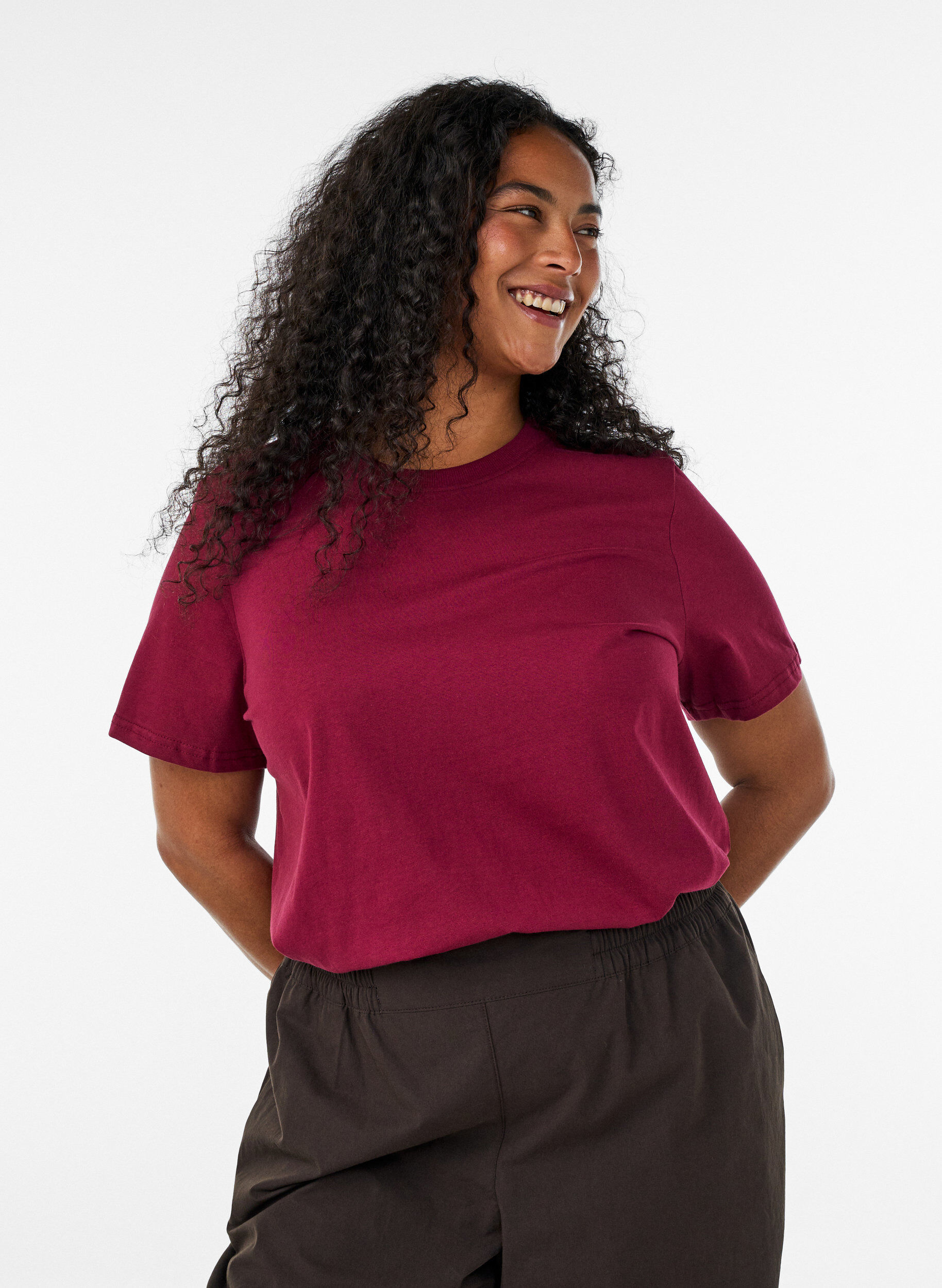 Enkel t-shirt i bomull med rund halsringning, R&ouml;d, Model