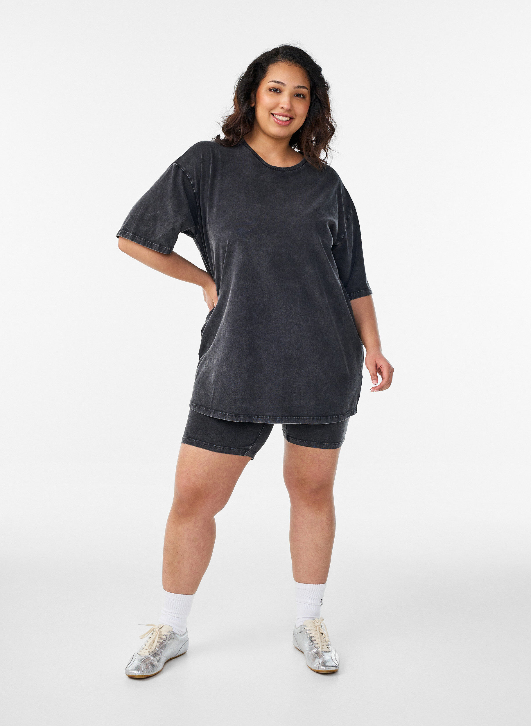 Zizzi Figurn&auml;ra shorts i jersey med en tv&auml;ttad effekt, Svart, Model image number 1