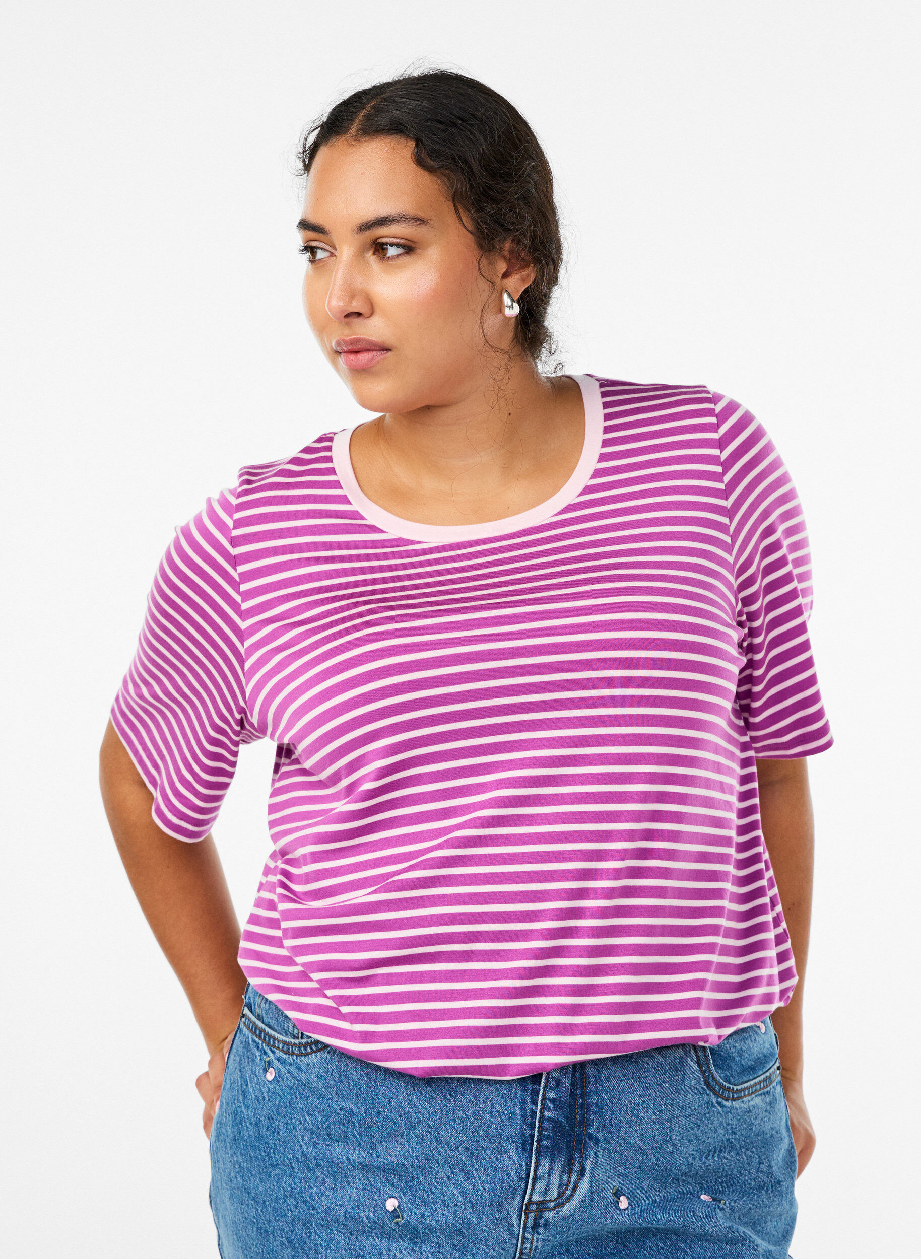 T-shirt i TENCEL&trade; Lyocell med r&auml;nder, Lila, Model