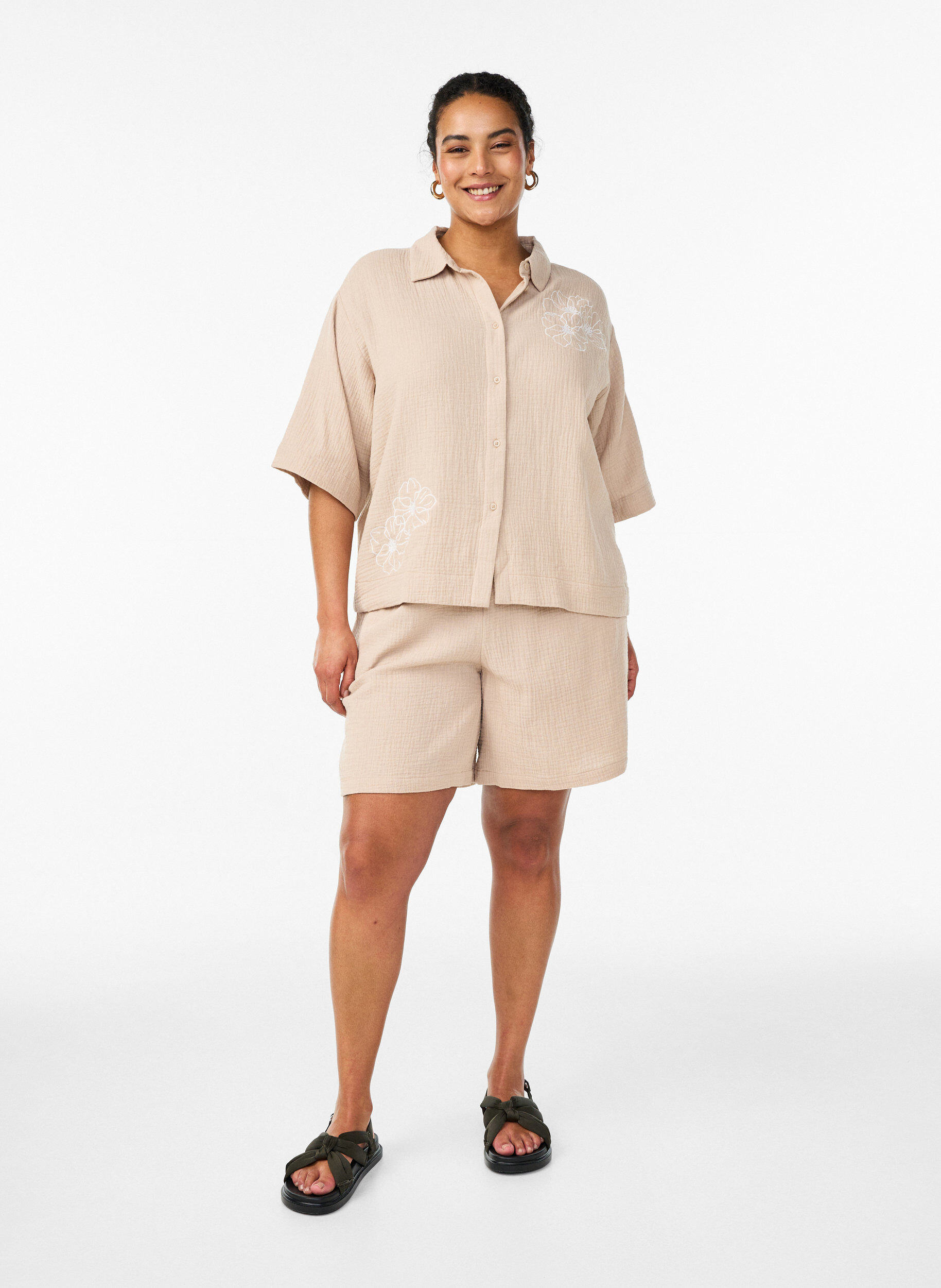 Zizzi Shorts i bomullsmuslin med h&ouml;g midja, Beige, Model image number 1