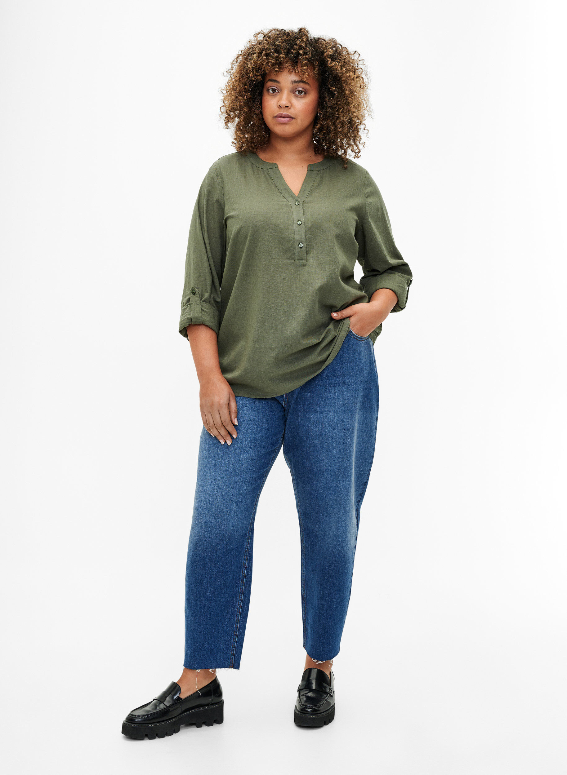 Zizzi Skjortblus i bomull med v-ringad hals, Thyme, Model image number 2