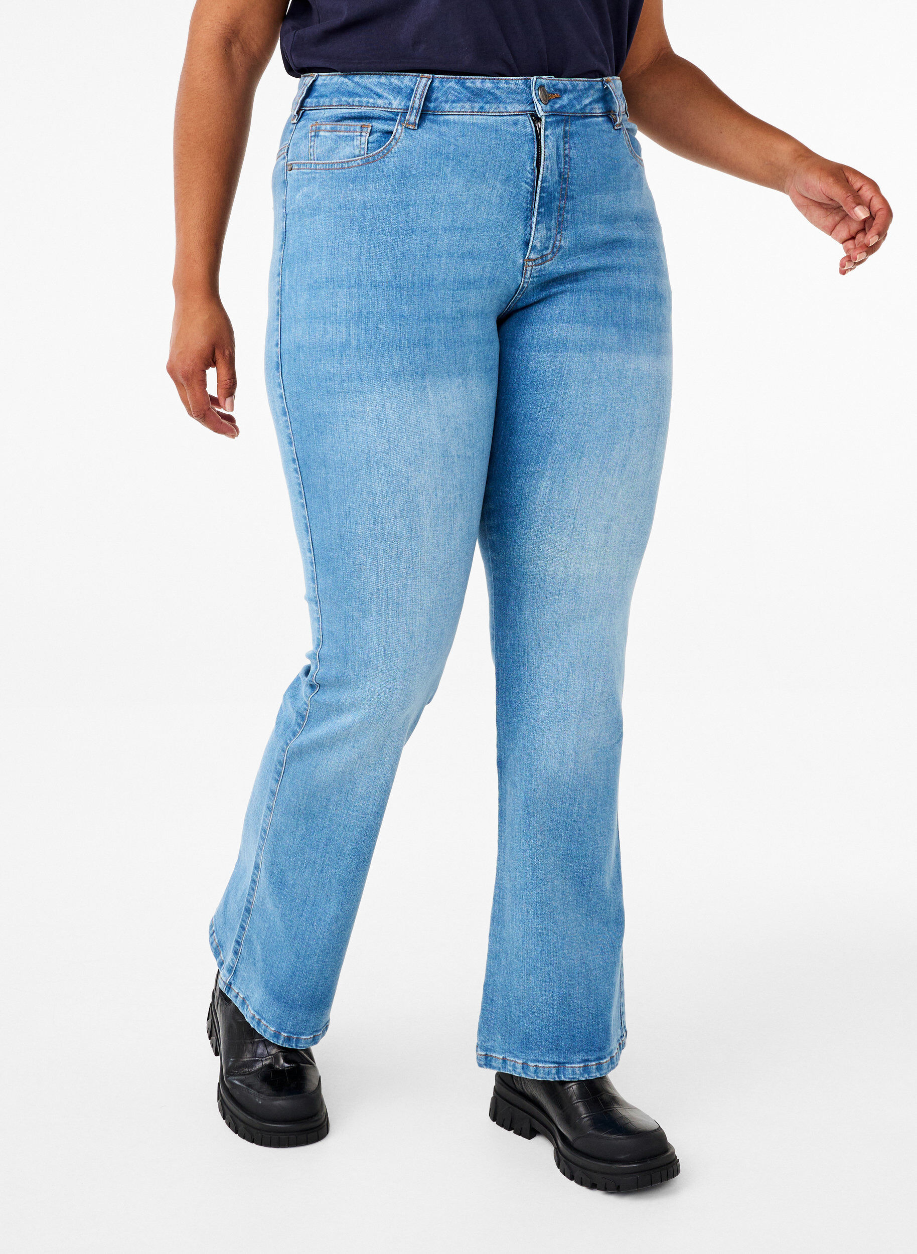 Zizzi Ellen bootcut jeans med h&ouml;g midja, Bl&aring;, Model image number 2
