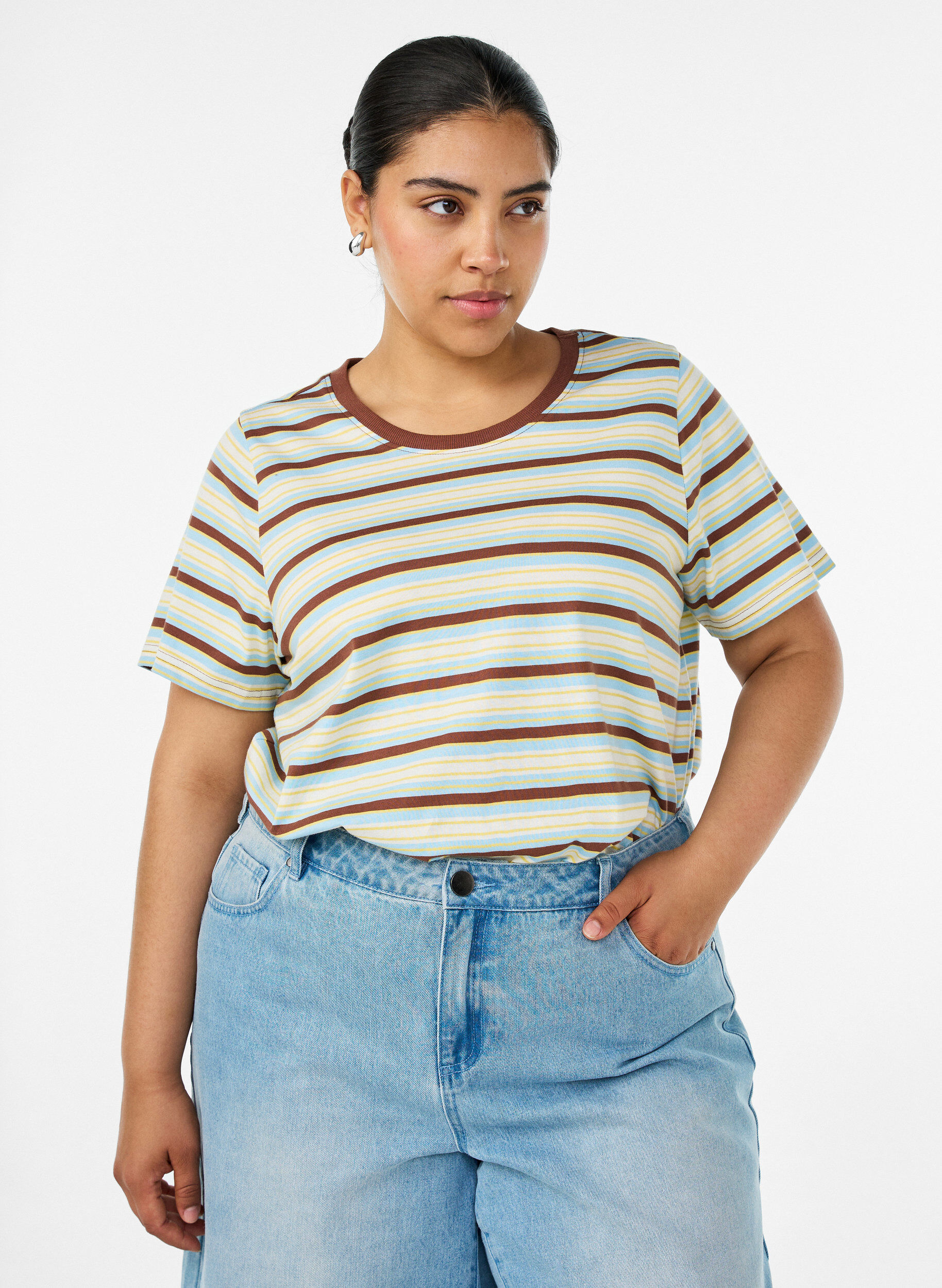 Randig t-shirt i ekologisk bomull, Brun, Model