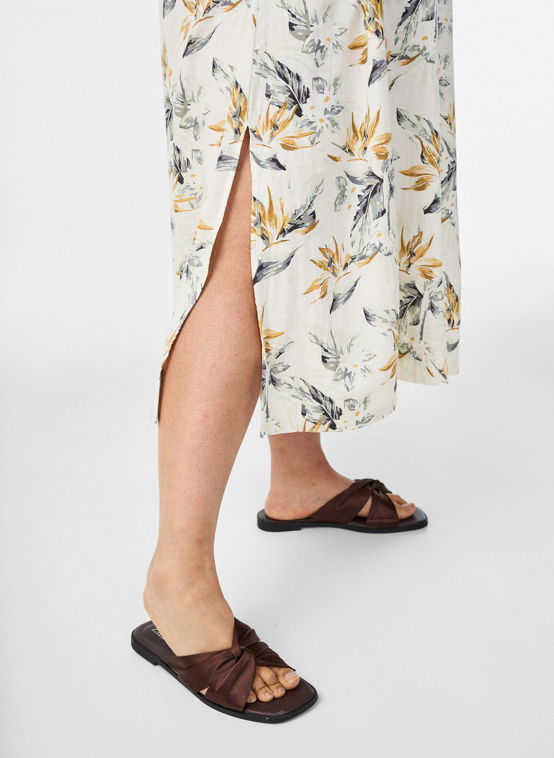 Zizzi Midikl&auml;nning i linne och viskos med halvl&aring;nga &auml;rmar, Vit, Model image number 2