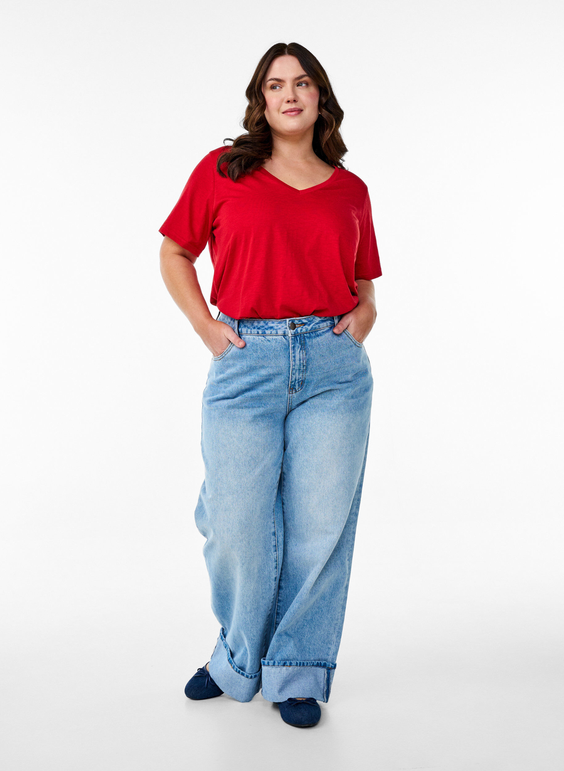 Zizzi Kort&auml;rmad enkel t-shirt med v-ringning, R&ouml;d, Model image number 1