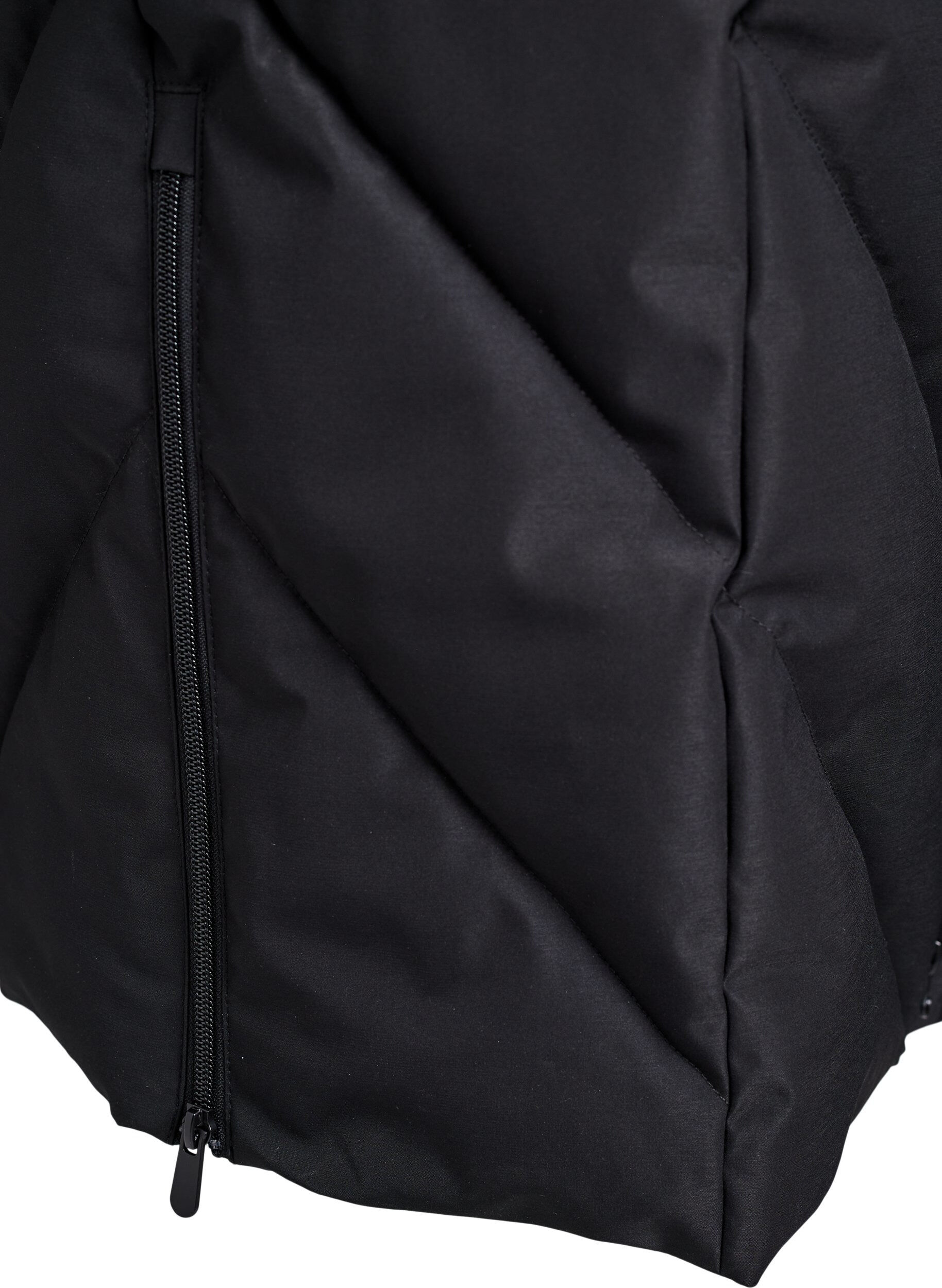 Zizzi L&aring;ng vinterkappa med hyskkn&auml;ppning och krage i fuskp&auml;ls, Svart, Packshot image number 4