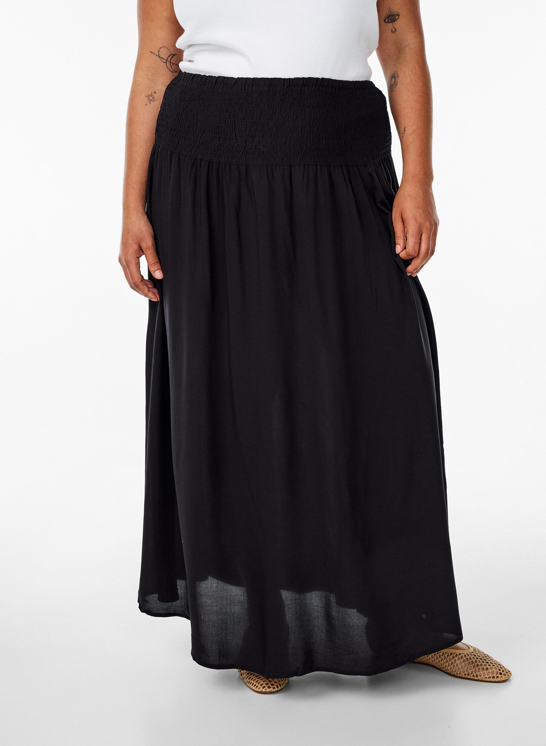 ZizziMaxikjol i viskos med smock, Svart, Model image number 3