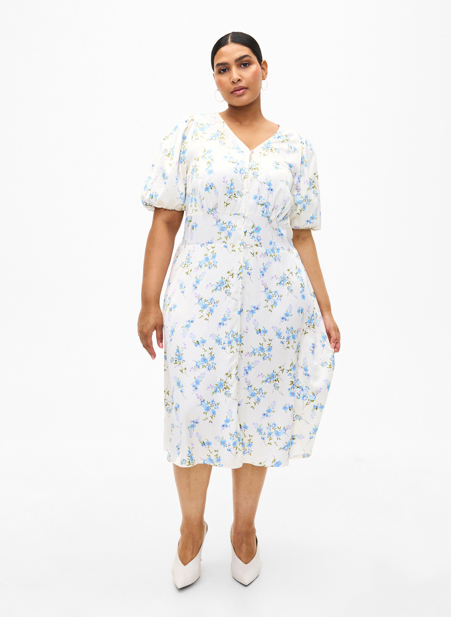 Zizzi Blommig satinkl&auml;nning med puff&auml;rmar, Off White Blue Fl., Model image number 3