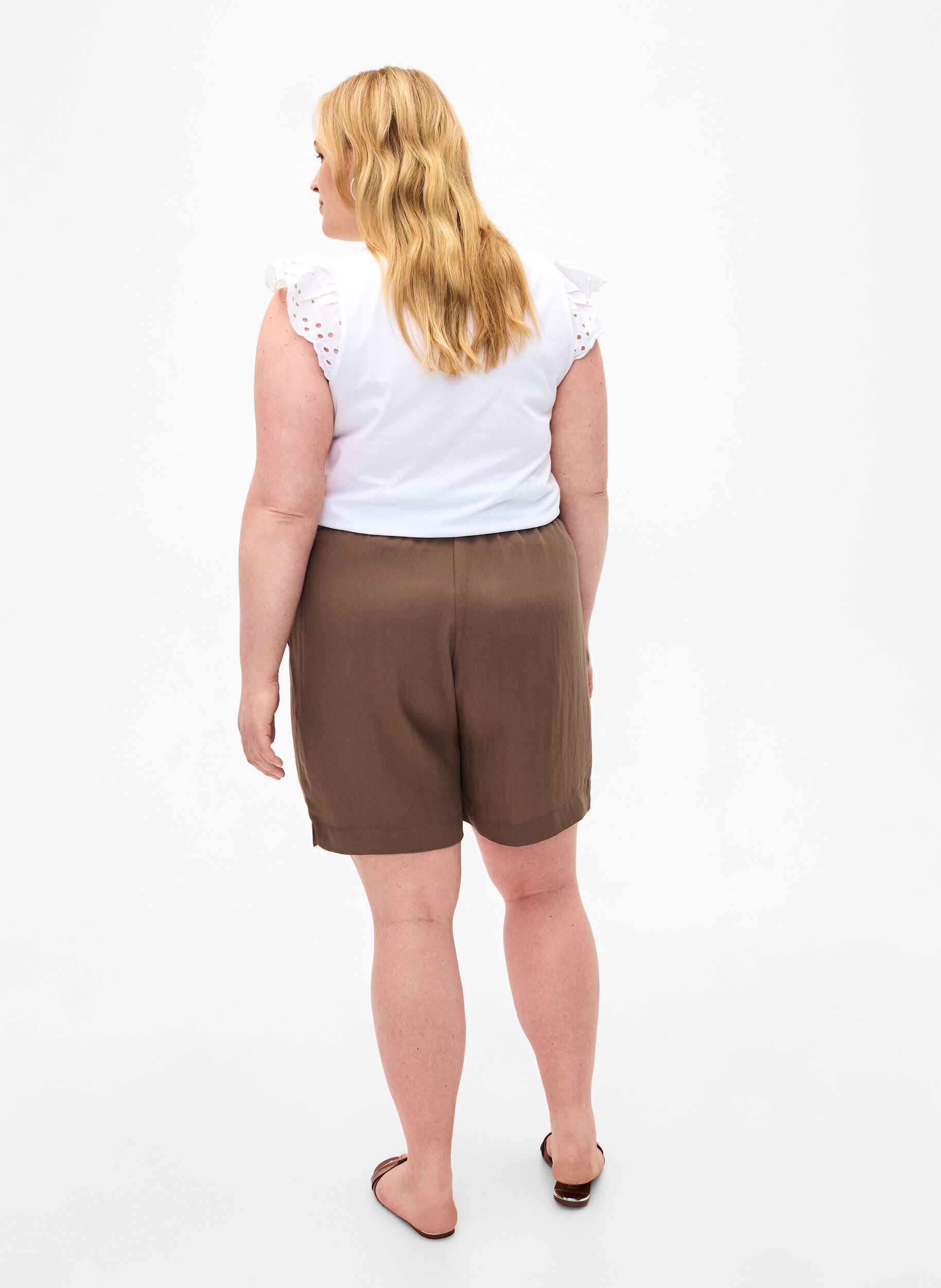 Zizzi L&ouml;st sittande shorts i viskos, Chocolate Chip, Model image number 1
