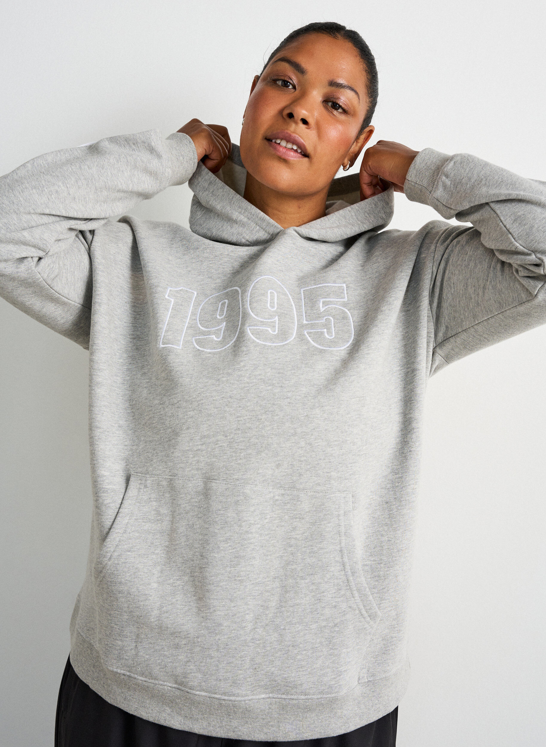 Huvtr&ouml;ja med broderat motiv, Gr&aring;, Model
