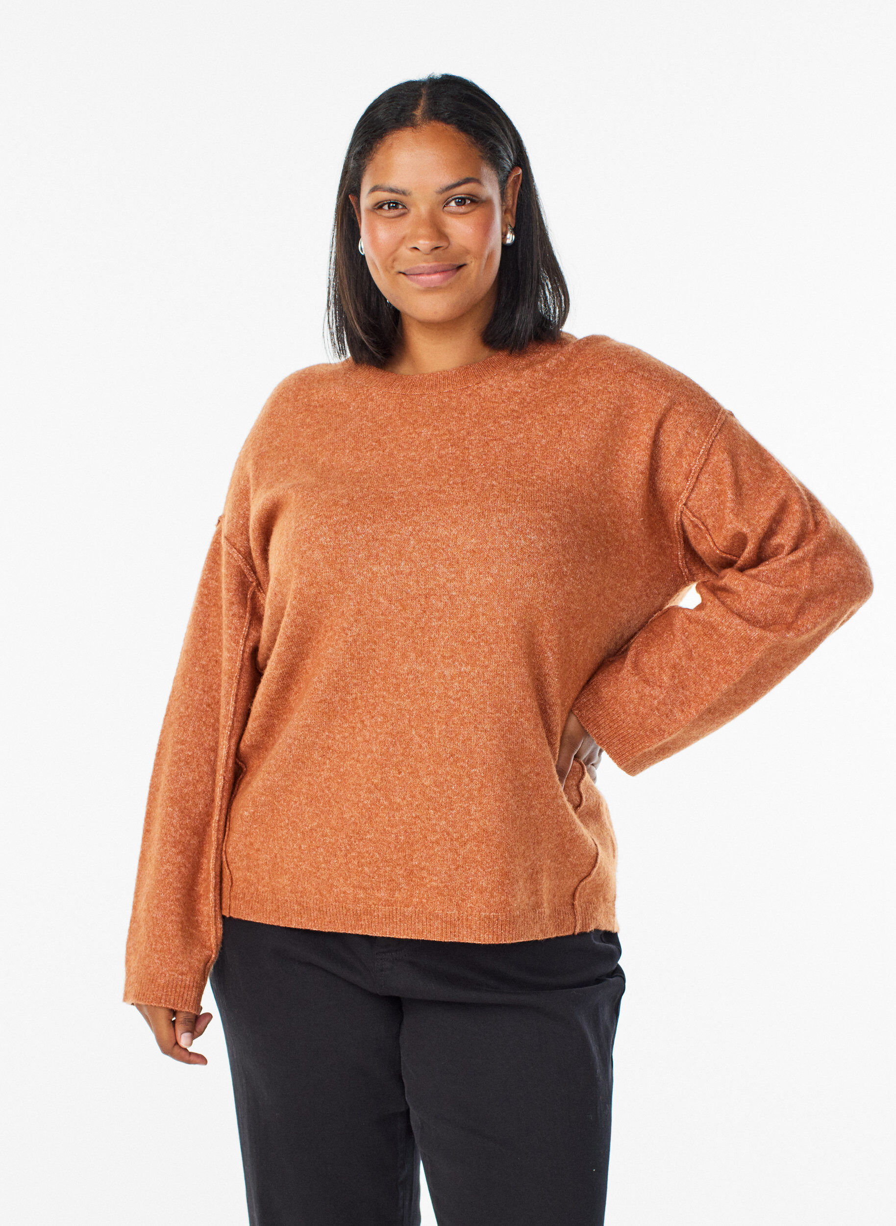 L&ouml;st stickad tr&ouml;ja med framtr&auml;dande s&ouml;mmar, Orange, Model