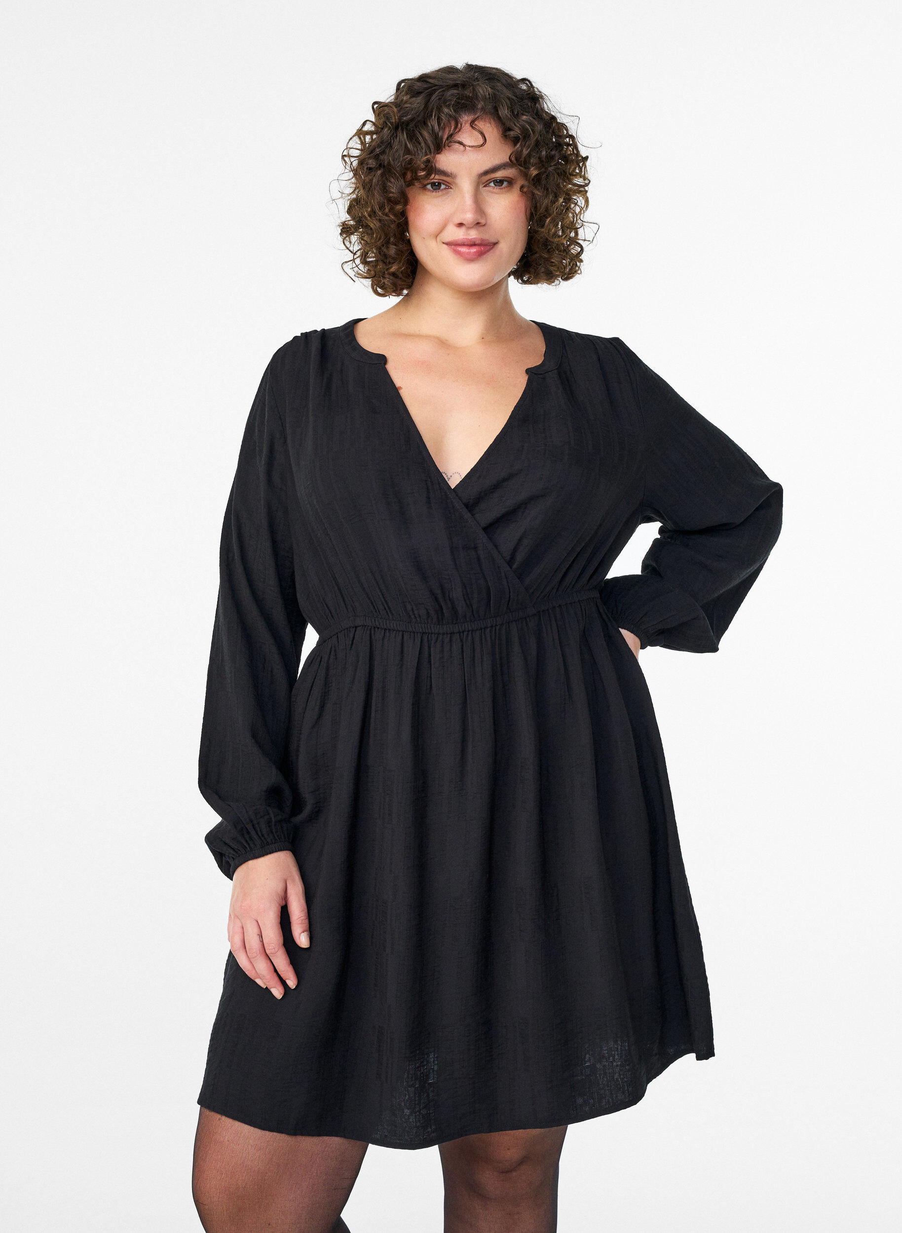 Kort texturerad kl&auml;nning med omlottlook, Svart, Model