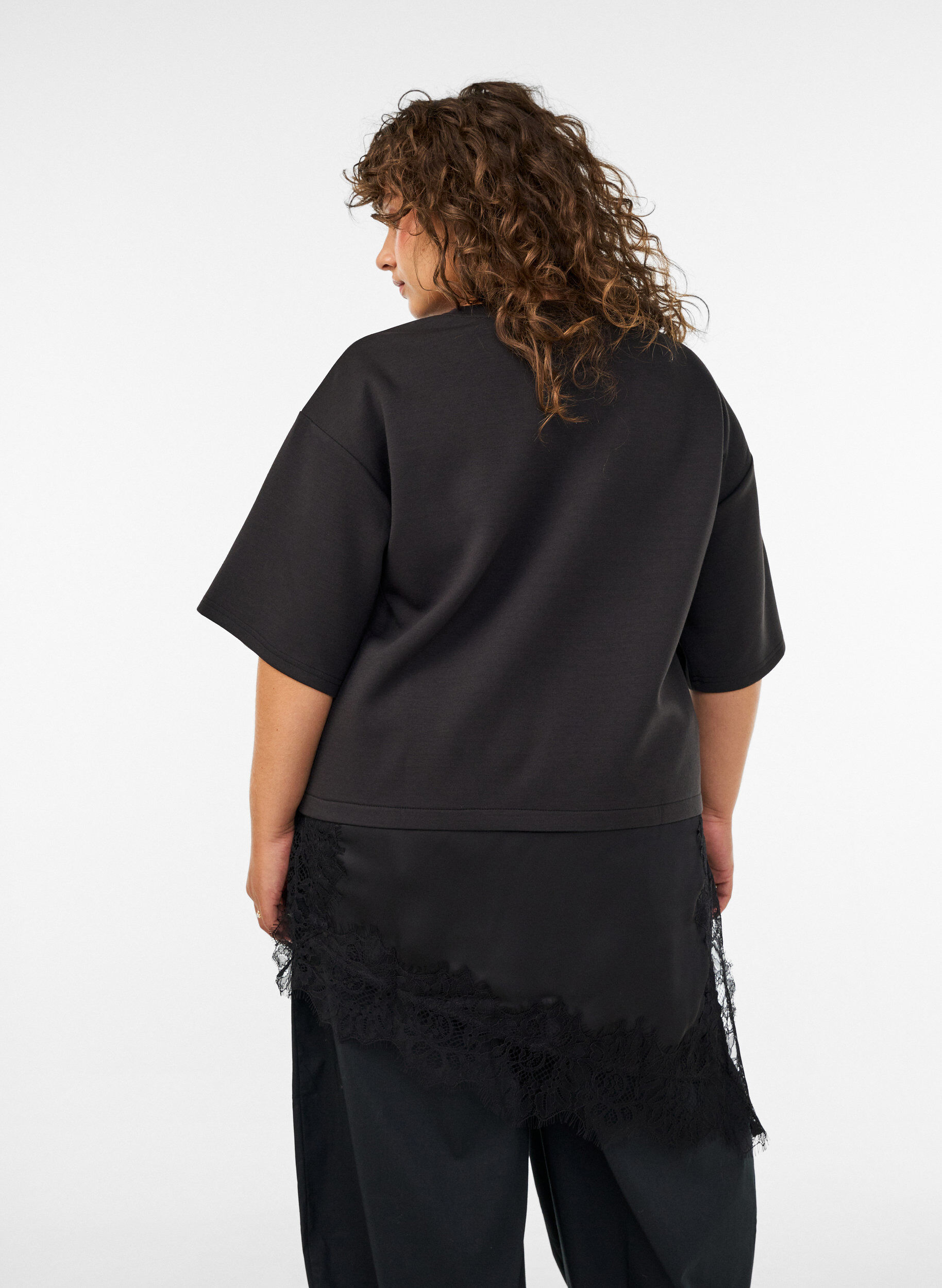 ZizziBlus i jersey med lager-p&aring;-lager-look och spets, Svart, Model image number 2