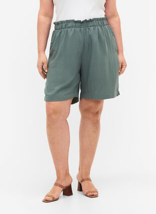 Löst sittande shorts i viskos, Balsam Green, Model image number 2