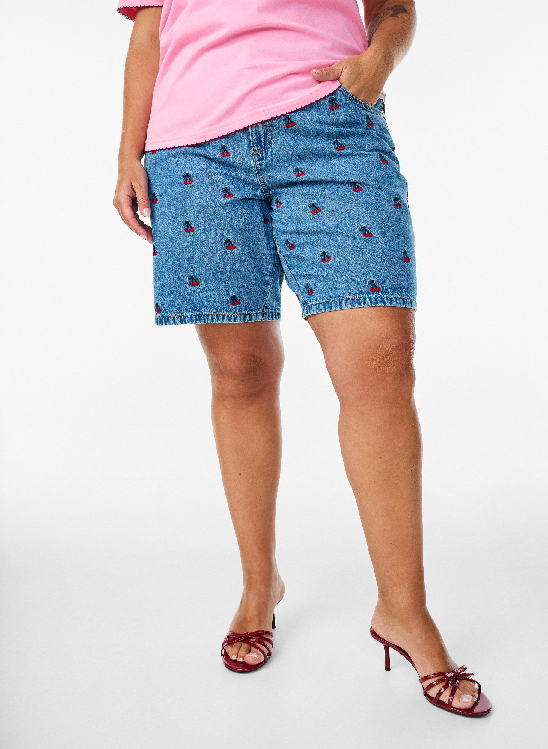 Zizzi Broderade jeansshorts, Bl&aring;, Model image number 3
