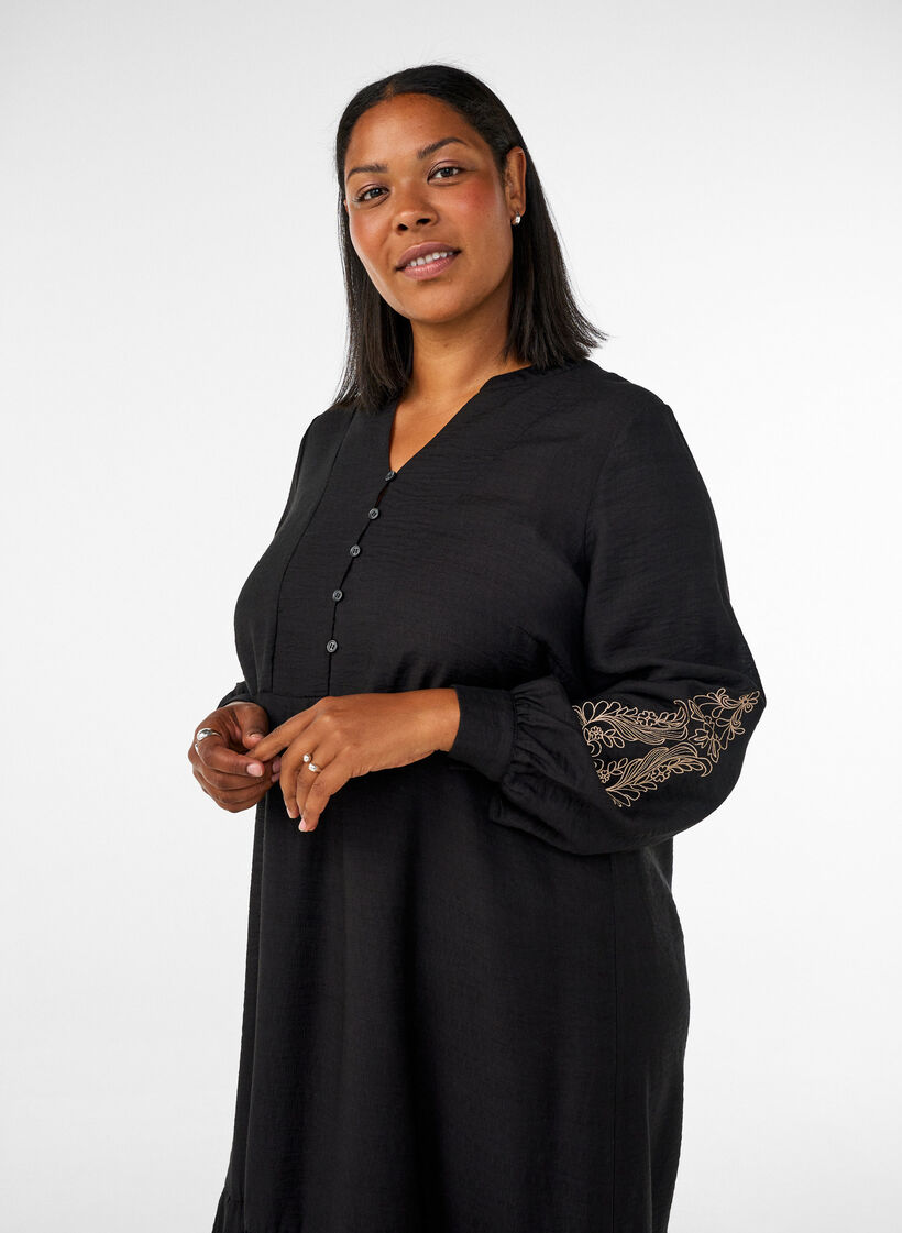 Kl&auml;nning i viskos med broderi och volanger i lager, Svart, Model image number 2