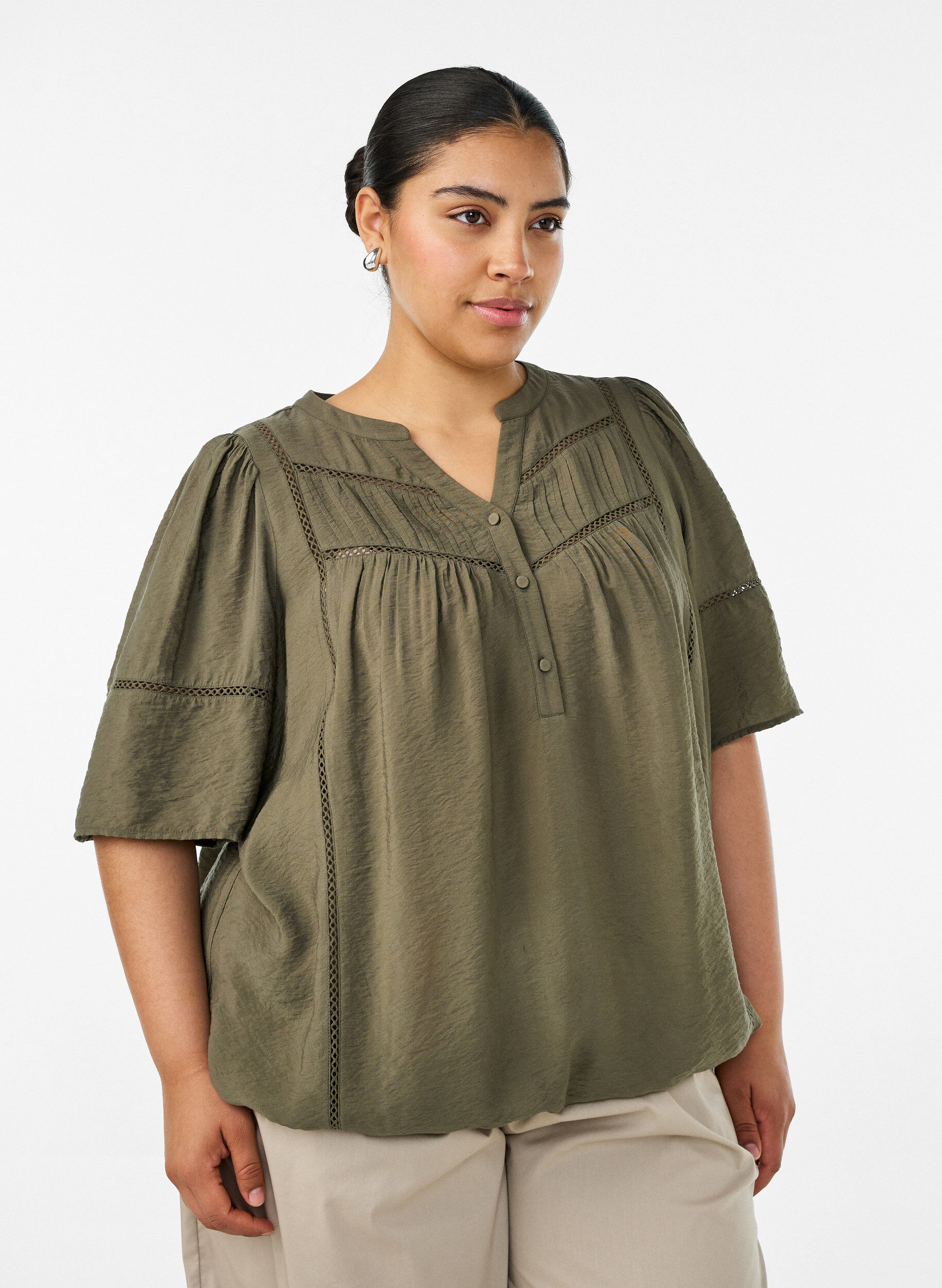 Blus i viskos med str&aring;veck och ballongeffekt, Gr&ouml;n, Model